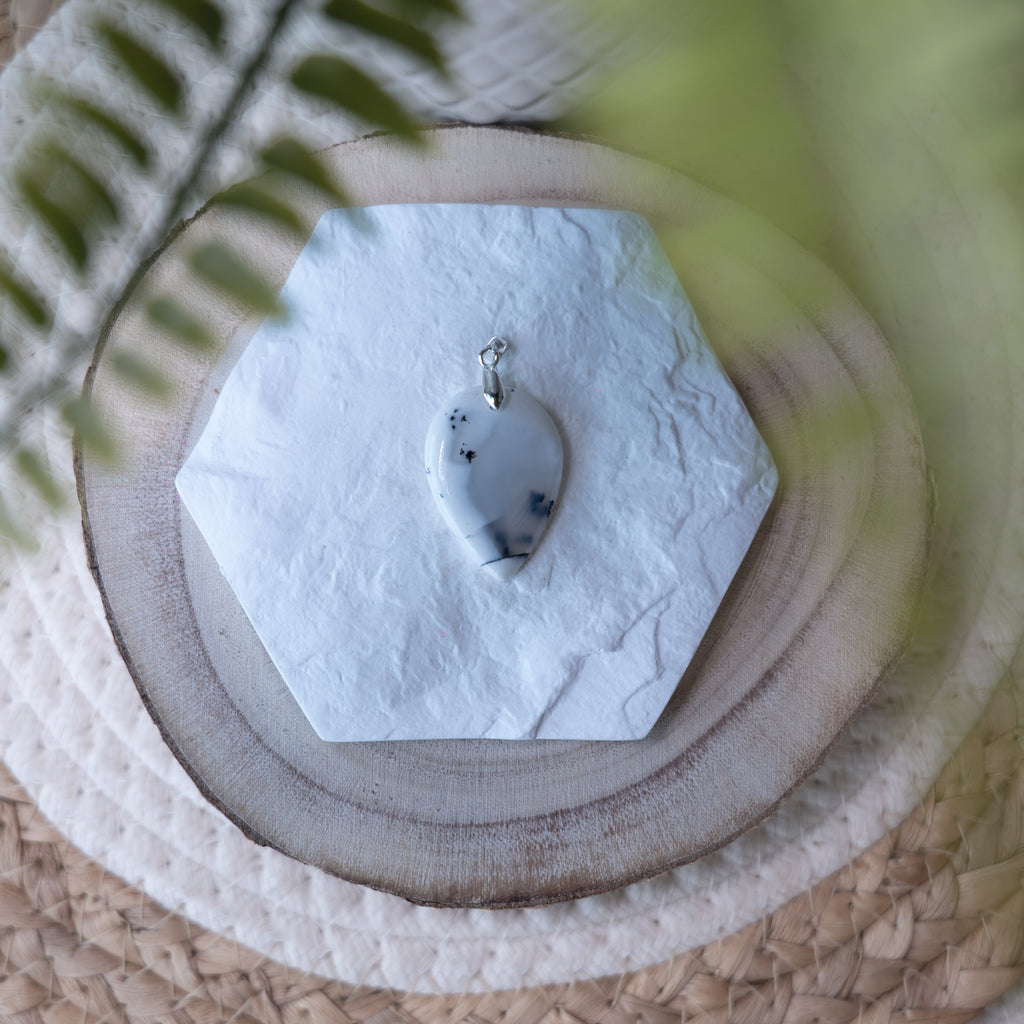 Pendentif Agate Dendritique – Pierre naturelle croissance et équilibre
