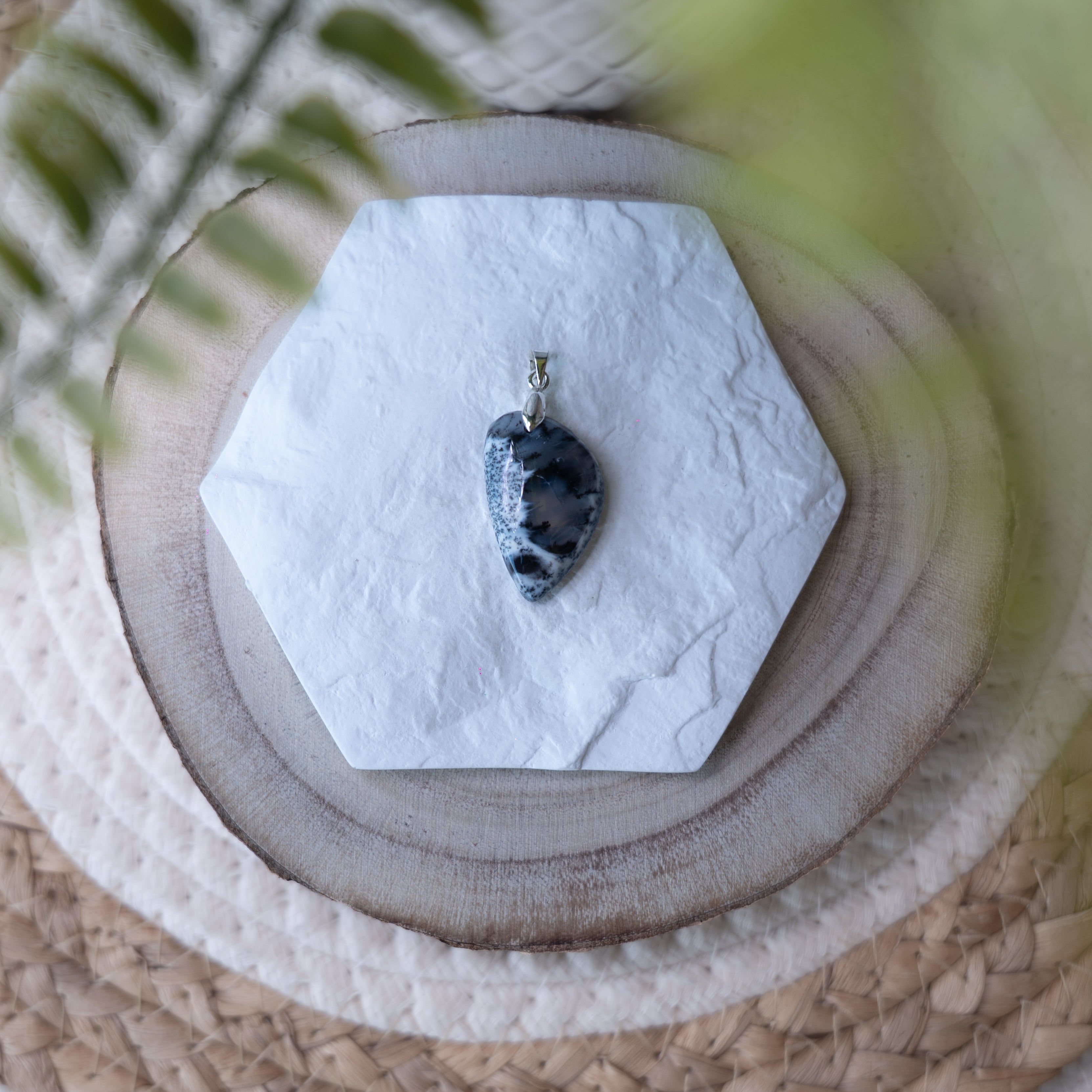 Pendentif Agate Dendritique – Pierre naturelle croissance et équilibre