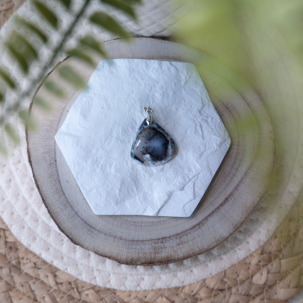 Pendentif Agate Dendritique – Pierre naturelle croissance et équilibre