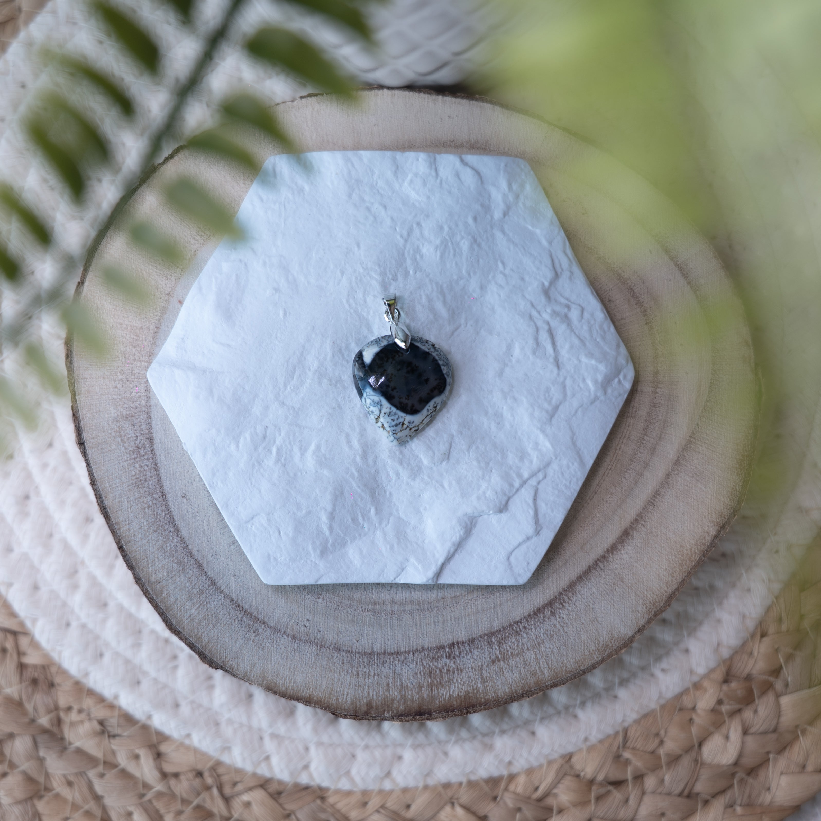 Pendentif Agate Dendritique – Pierre naturelle croissance et équilibre