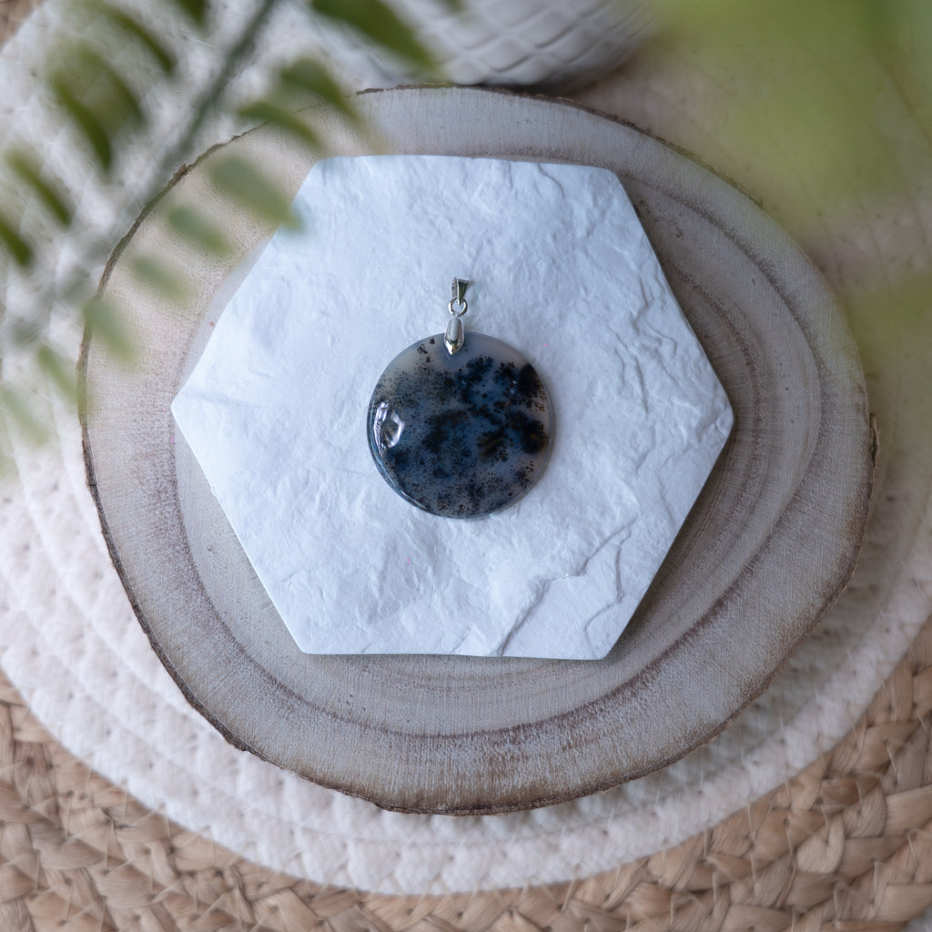 Pendentif Agate Dendritique – Pierre naturelle croissance et équilibre