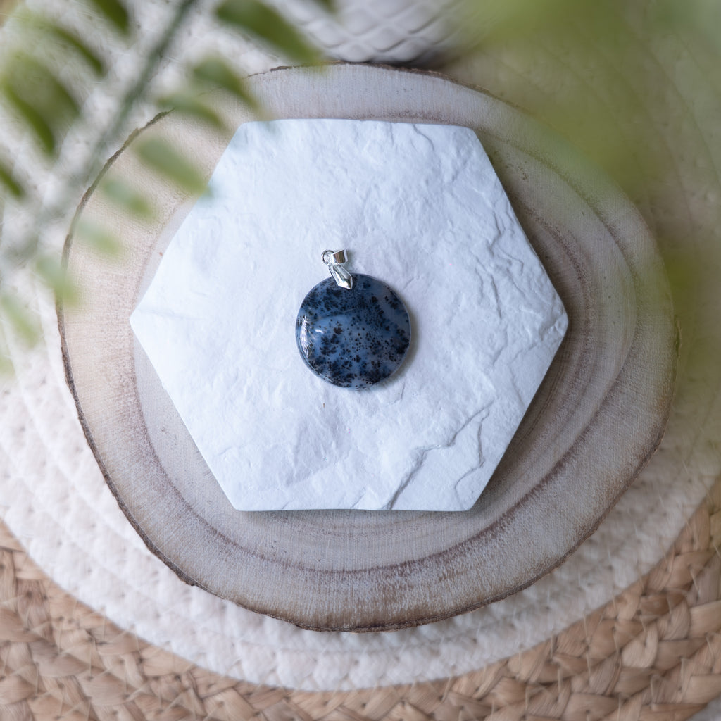 Pendentif Agate Dendritique – Pierre naturelle croissance et équilibre