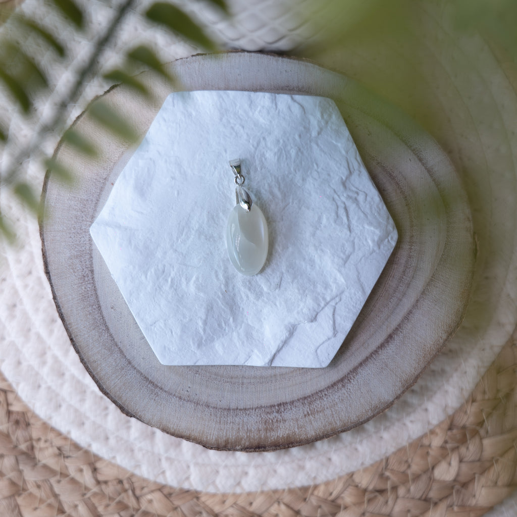 Pendentifs Pierre de Lune – Pierre naturelle intuition et féminité