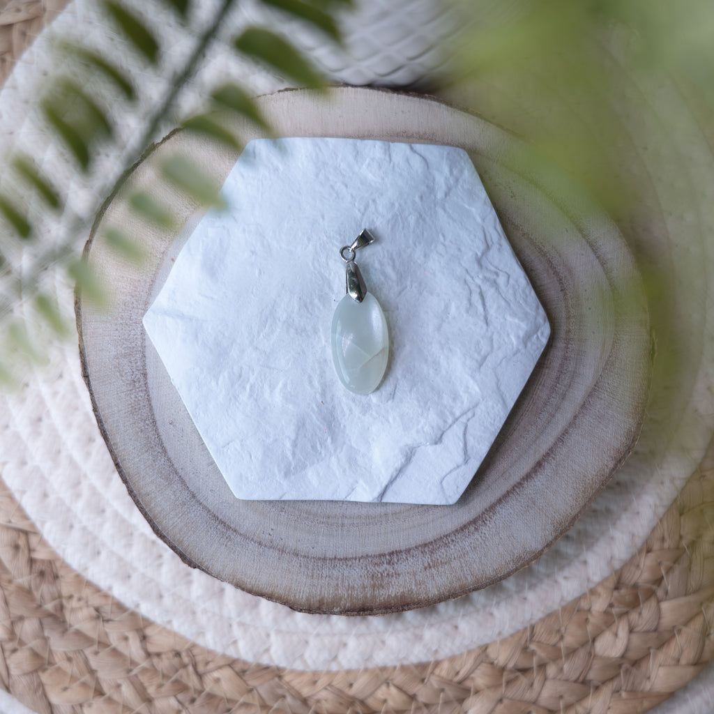 Pendentifs Pierre de Lune – Pierre naturelle intuition et féminité