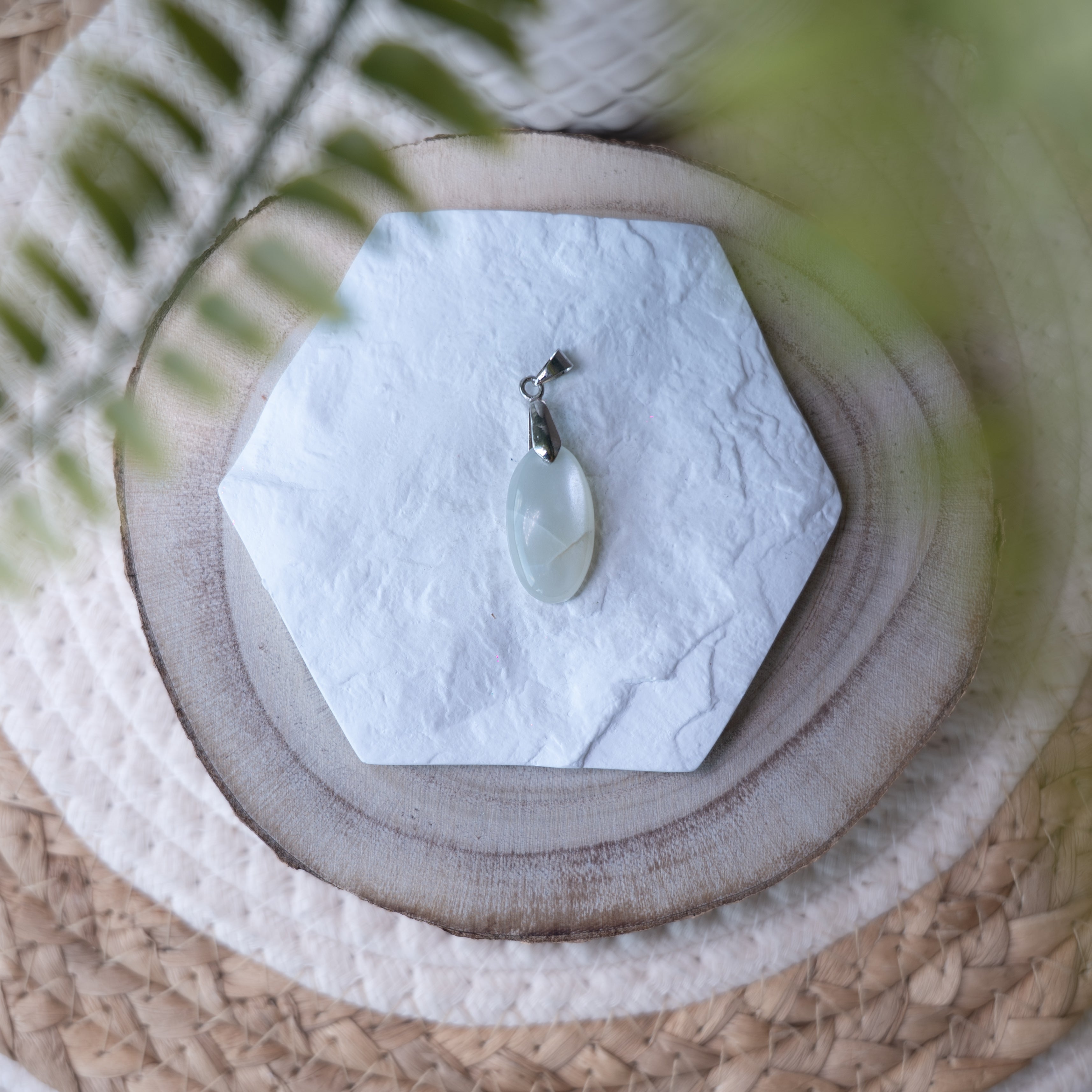 Pendentifs Pierre de Lune – Pierre naturelle intuition et féminité