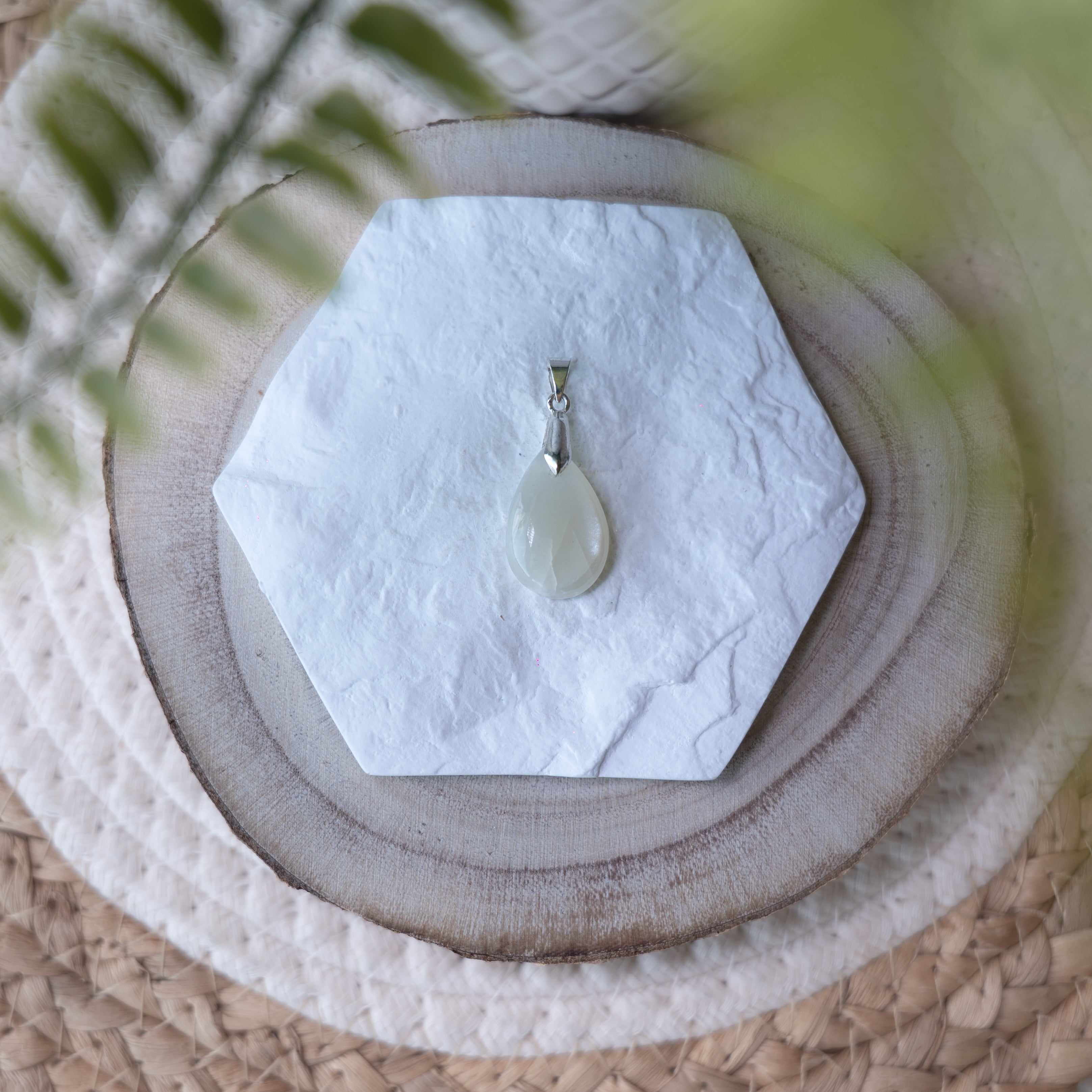 Pendentifs Pierre de Lune – Pierre naturelle intuition et féminité