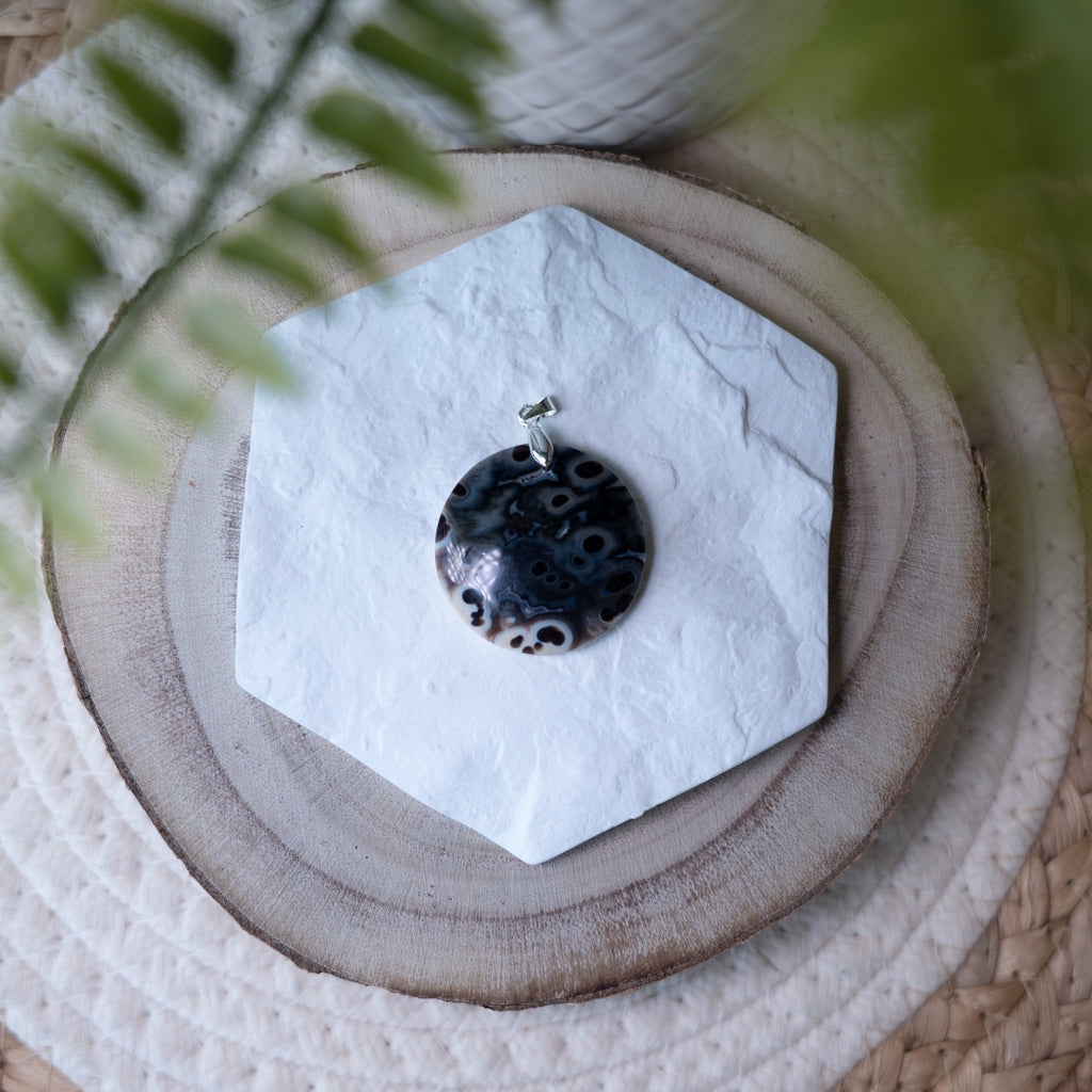 Pendentif Agate Noire Orbiculaire – Pierre naturelle protection et équilibre