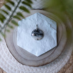 Pendentif Calcite Peyrebrune – Pierre naturelle ancrage et équilibre