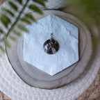 Pendentif Calcite Peyrebrune – Pierre naturelle ancrage et équilibre