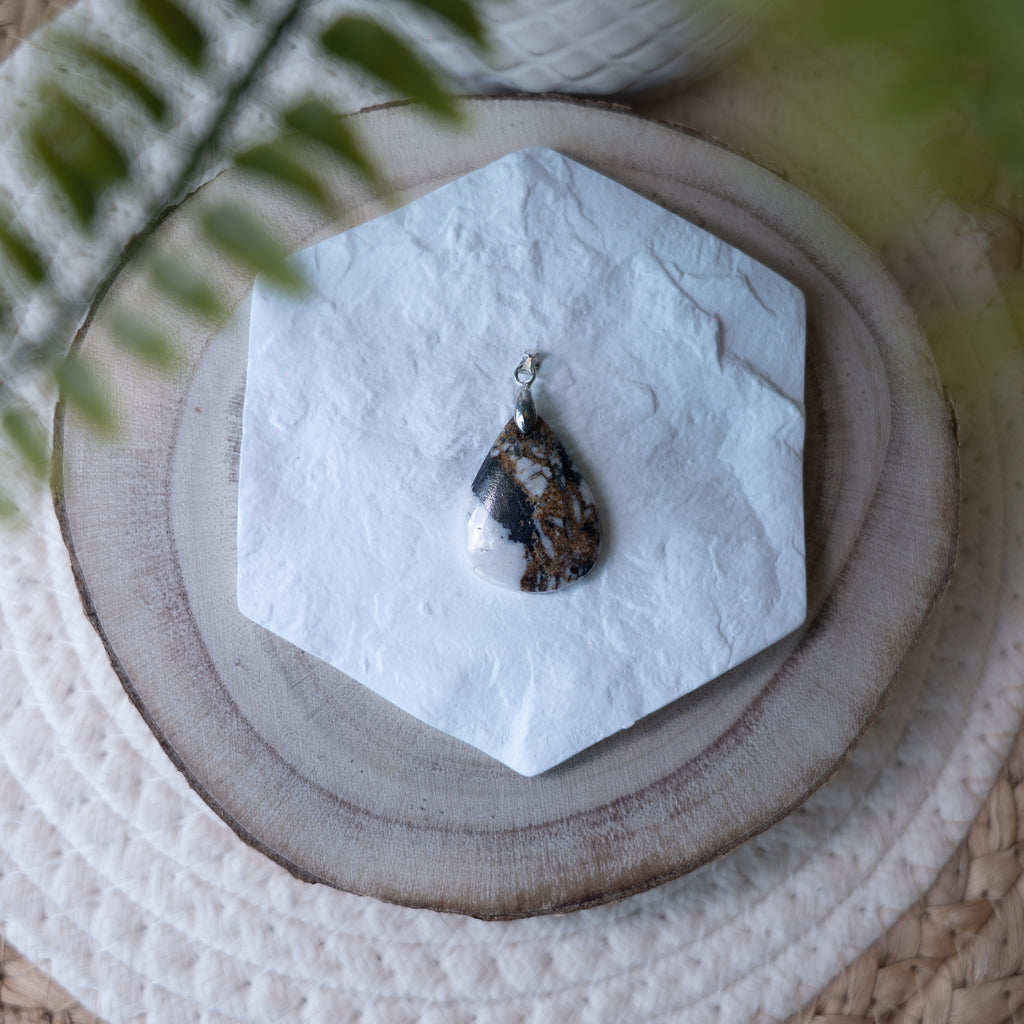 Pendentif Calcite Peyrebrune – Pierre naturelle ancrage et équilibre