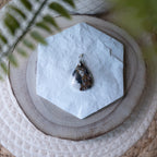 Pendentif Calcite Peyrebrune – Pierre naturelle ancrage et équilibre