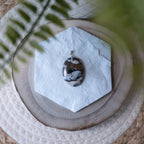Pendentif Calcite Peyrebrune – Pierre naturelle ancrage et équilibre
