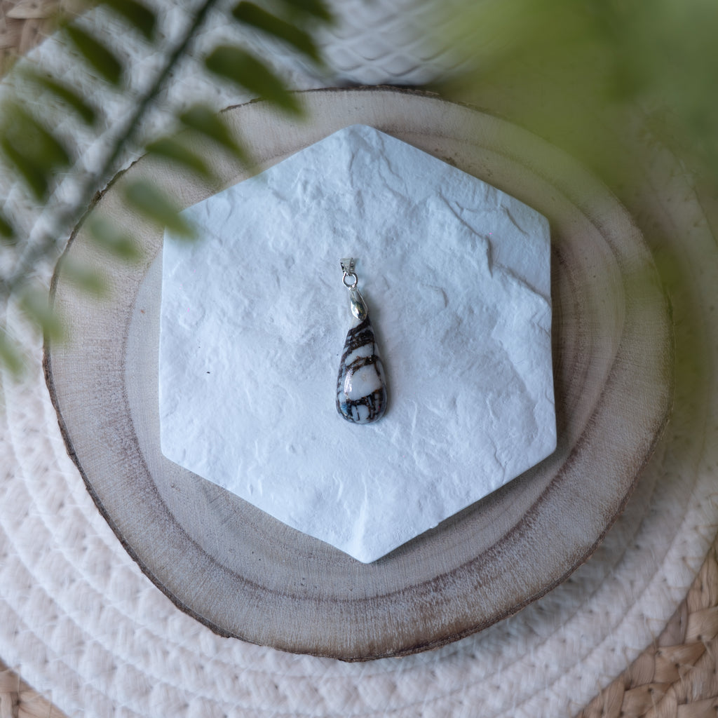 Pendentif Calcite Peyrebrune – Pierre naturelle ancrage et équilibre