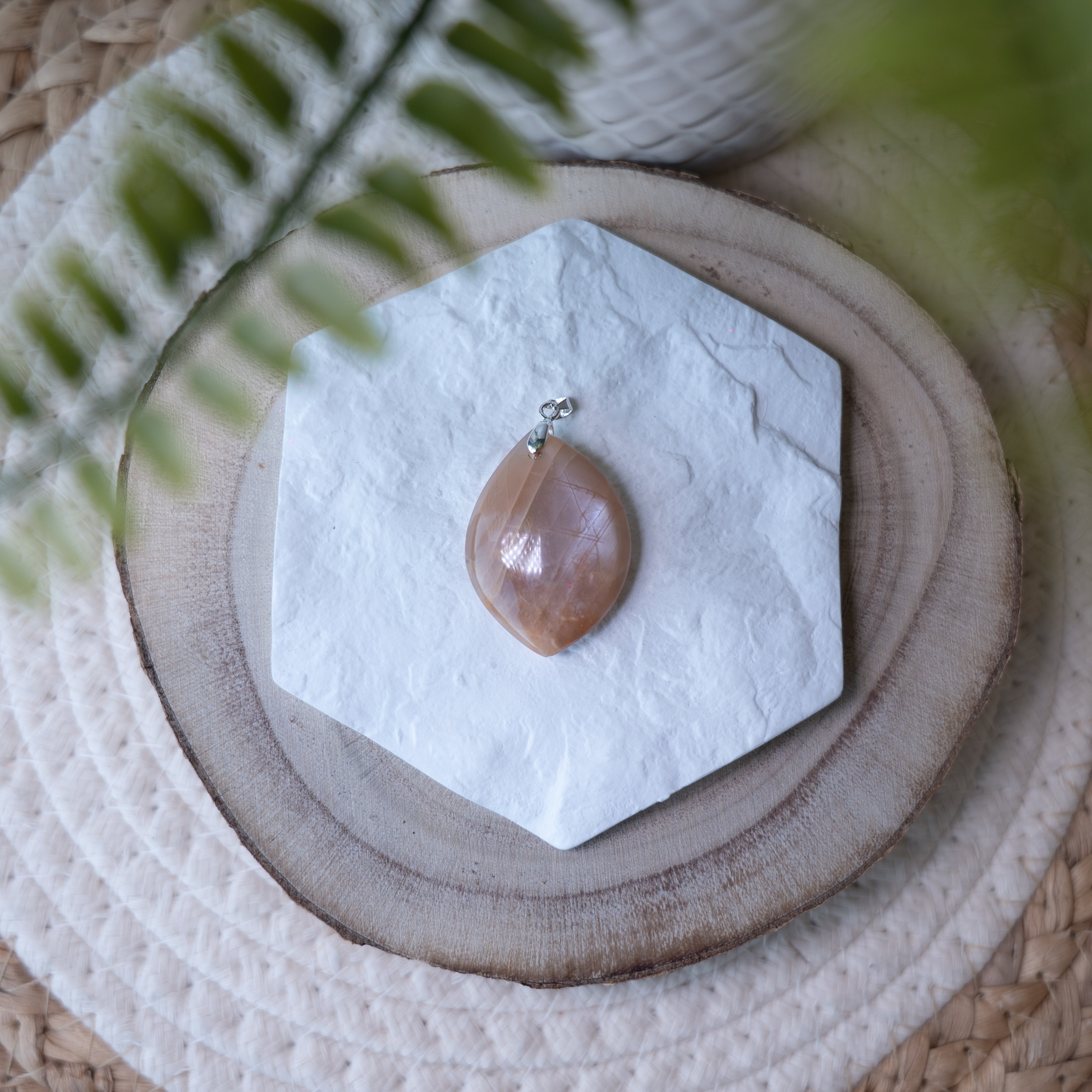 Pendentifs Pierre de Lune – Pierre naturelle intuition et féminité