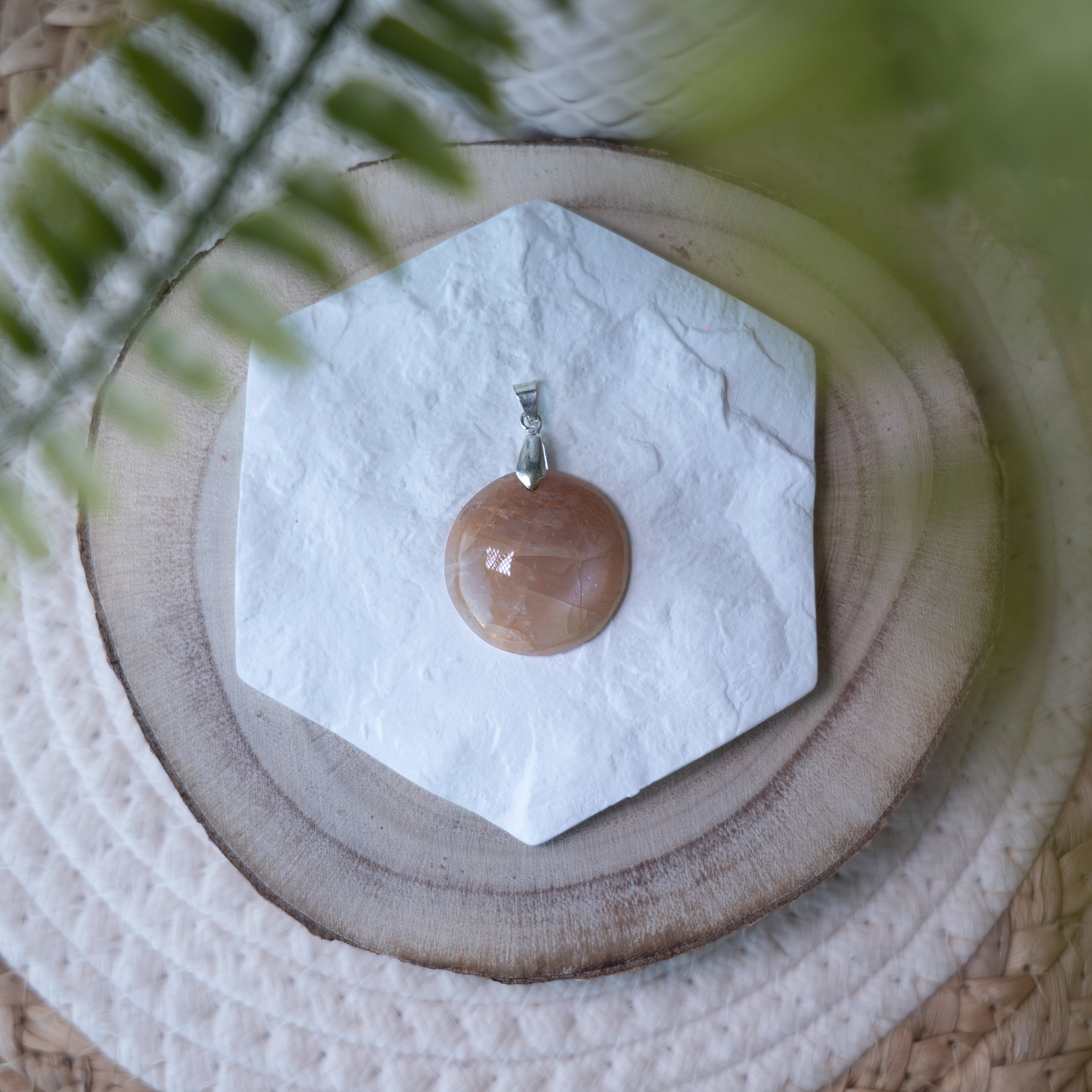 Pendentifs Pierre de Lune – Pierre naturelle intuition et féminité