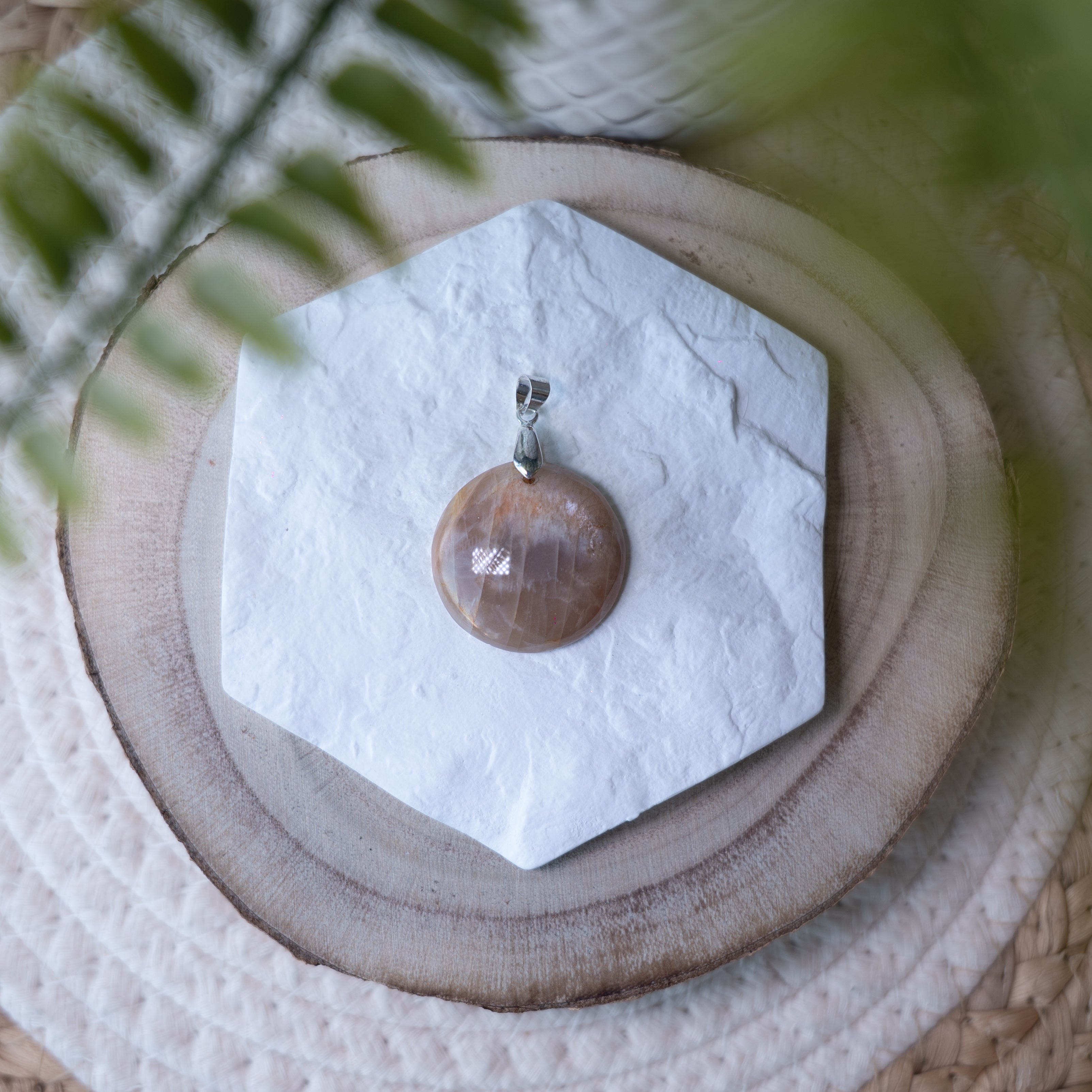 Pendentifs Pierre de Lune – Pierre naturelle intuition et féminité