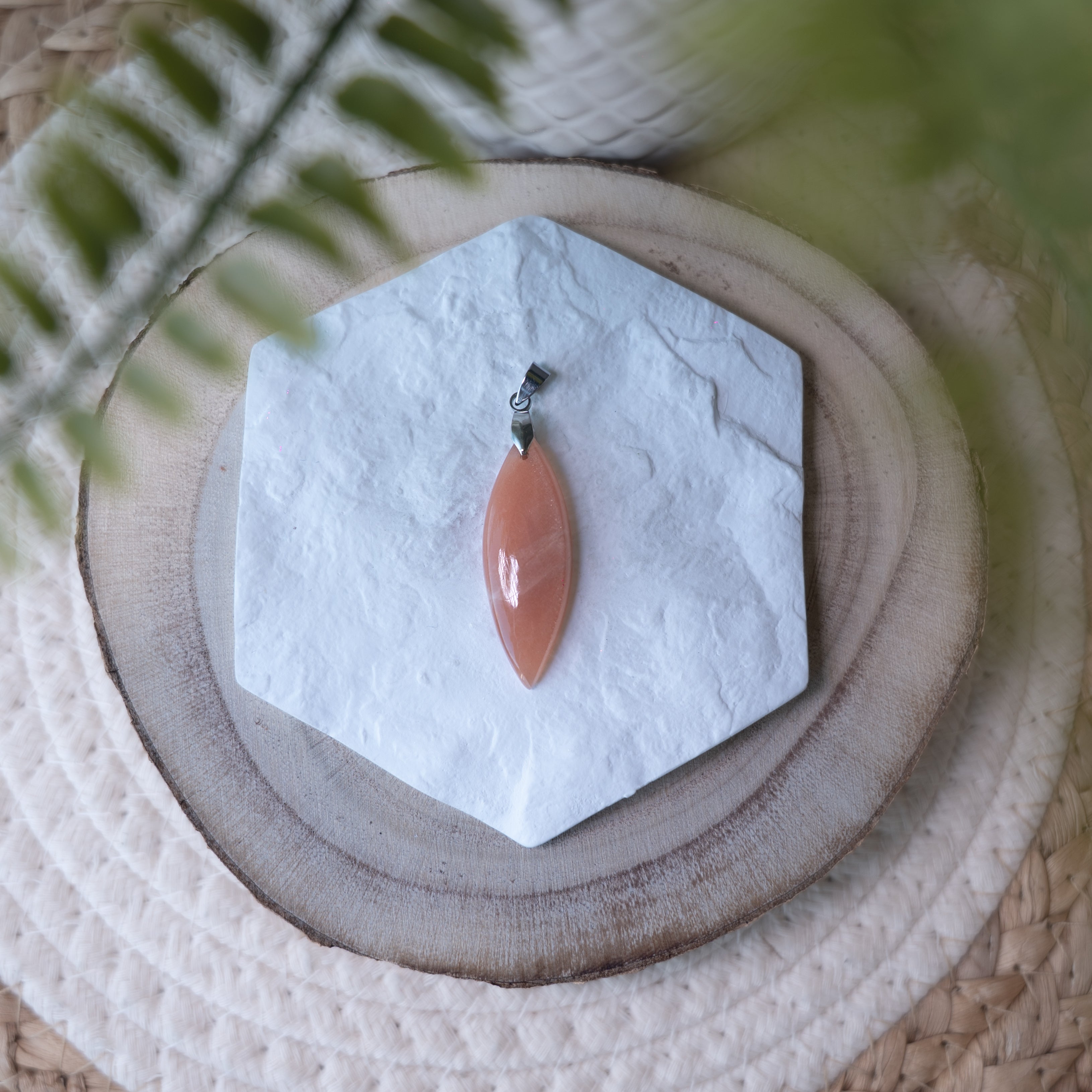 Pendentifs Pierre de Lune – Pierre naturelle intuition et féminité