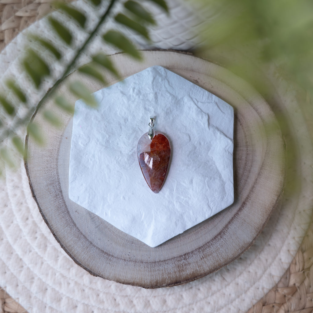 Pendentif Quartz Hématoïde – Pierre naturelle énergie et ancrage