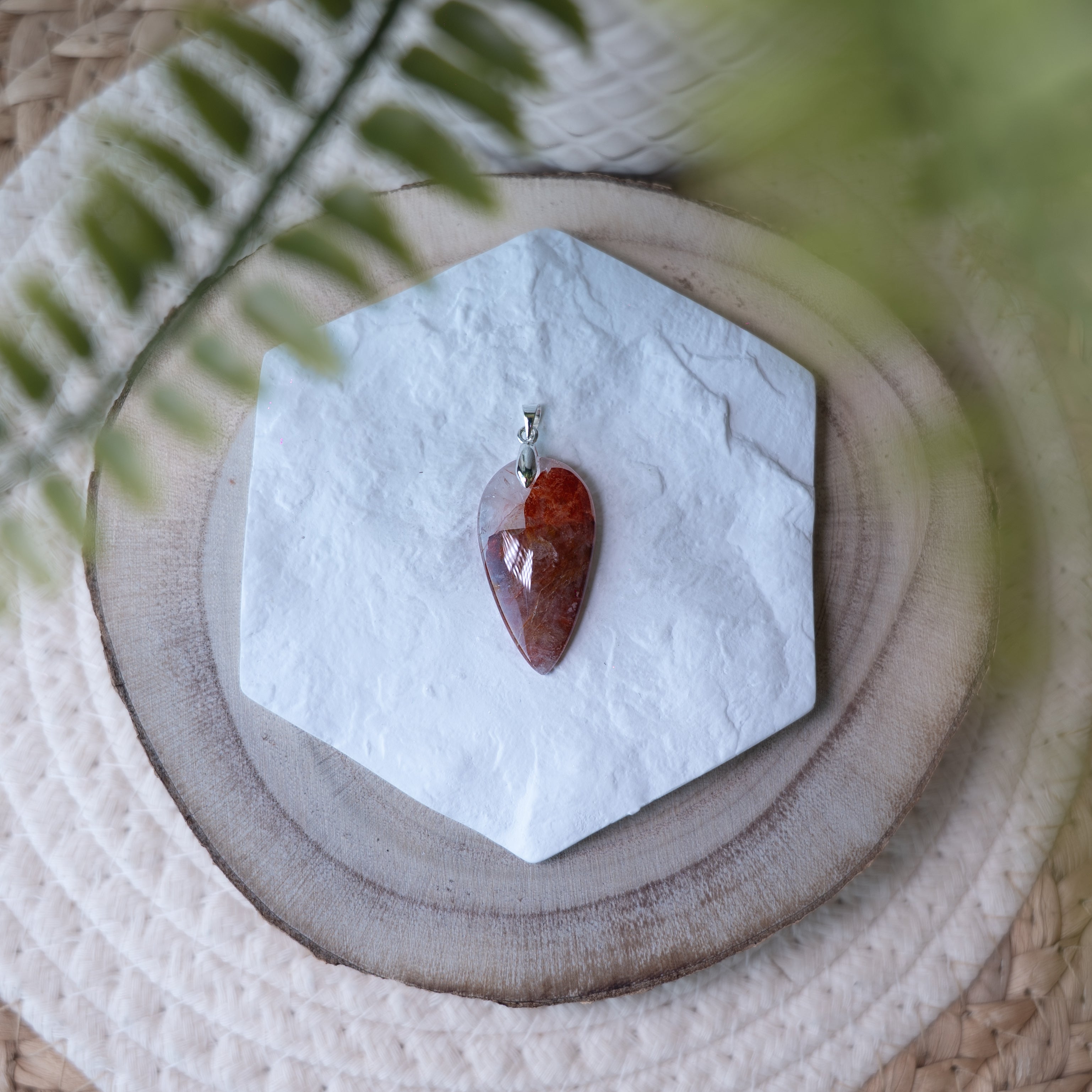 Pendentif Quartz Hématoïde – Pierre naturelle énergie et ancrage