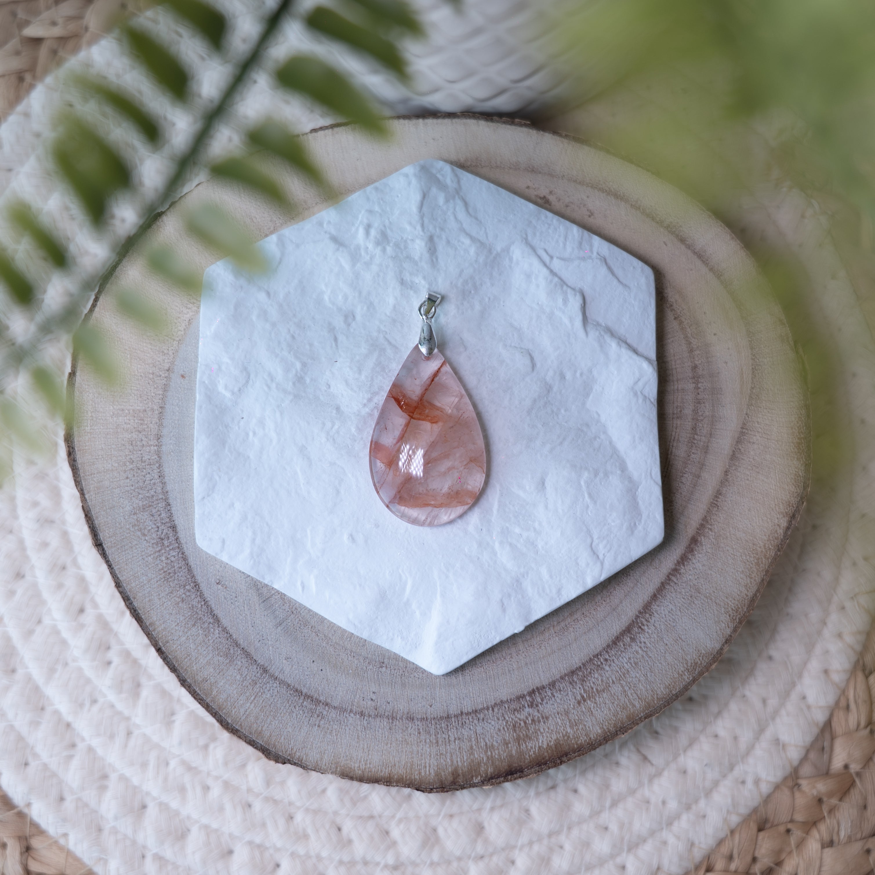 Pendentif Quartz Hématoïde – Pierre naturelle énergie et ancrage