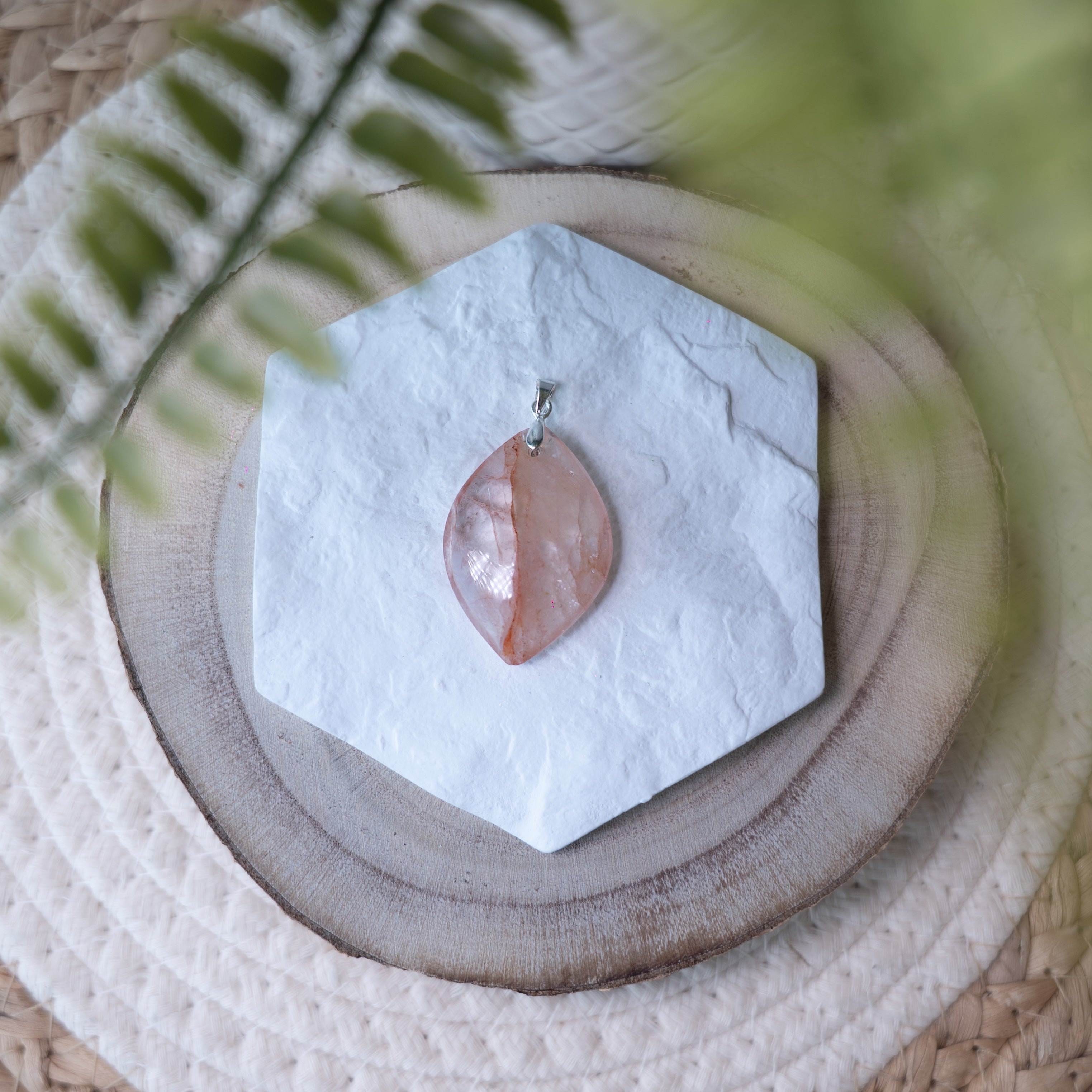 Pendentif Quartz Hématoïde – Pierre naturelle énergie et ancrage