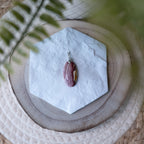 Pendentif Jaspe Mookaïte – Pierre naturelle ancrage et vitalité