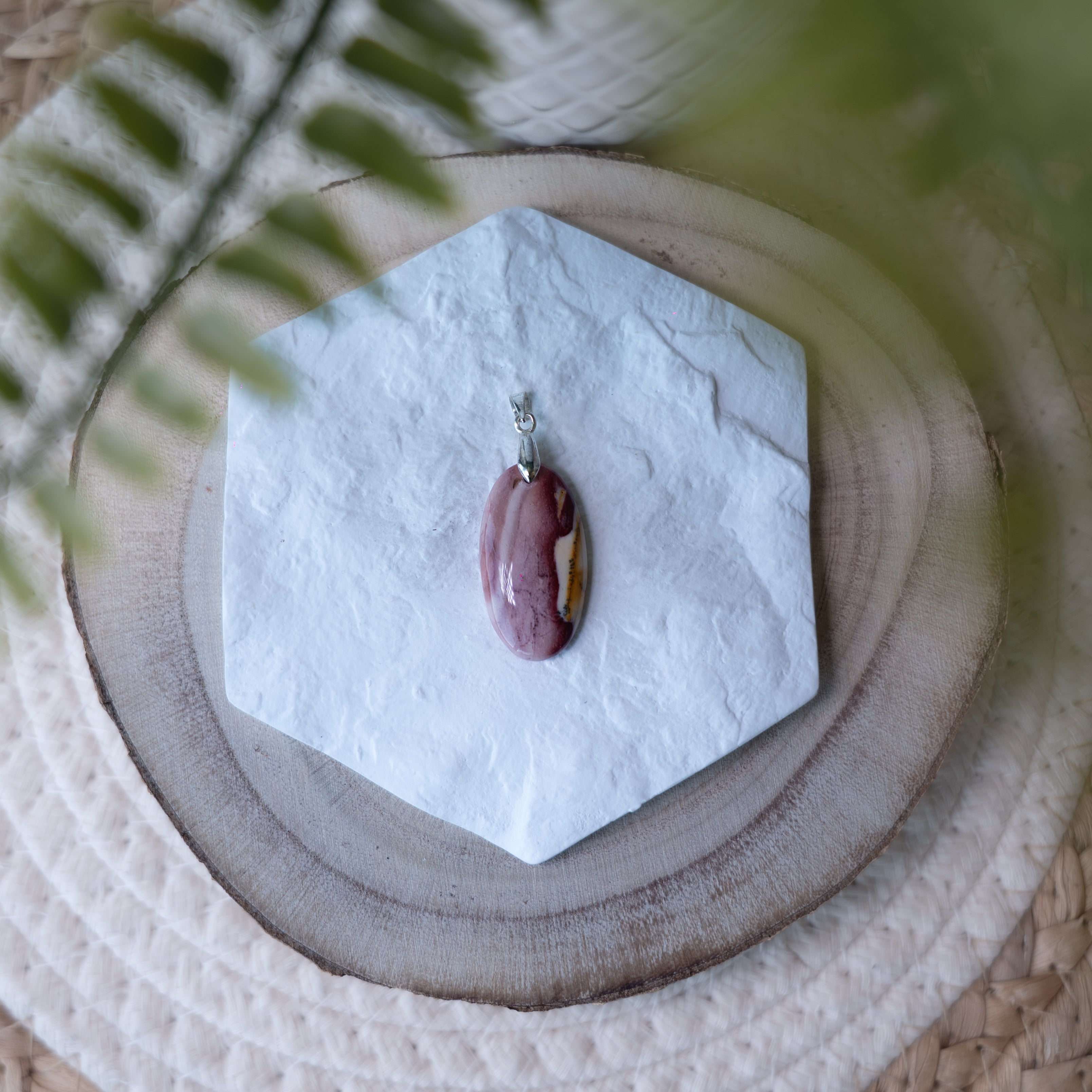 Pendentif Jaspe Mookaïte – Pierre naturelle ancrage et vitalité