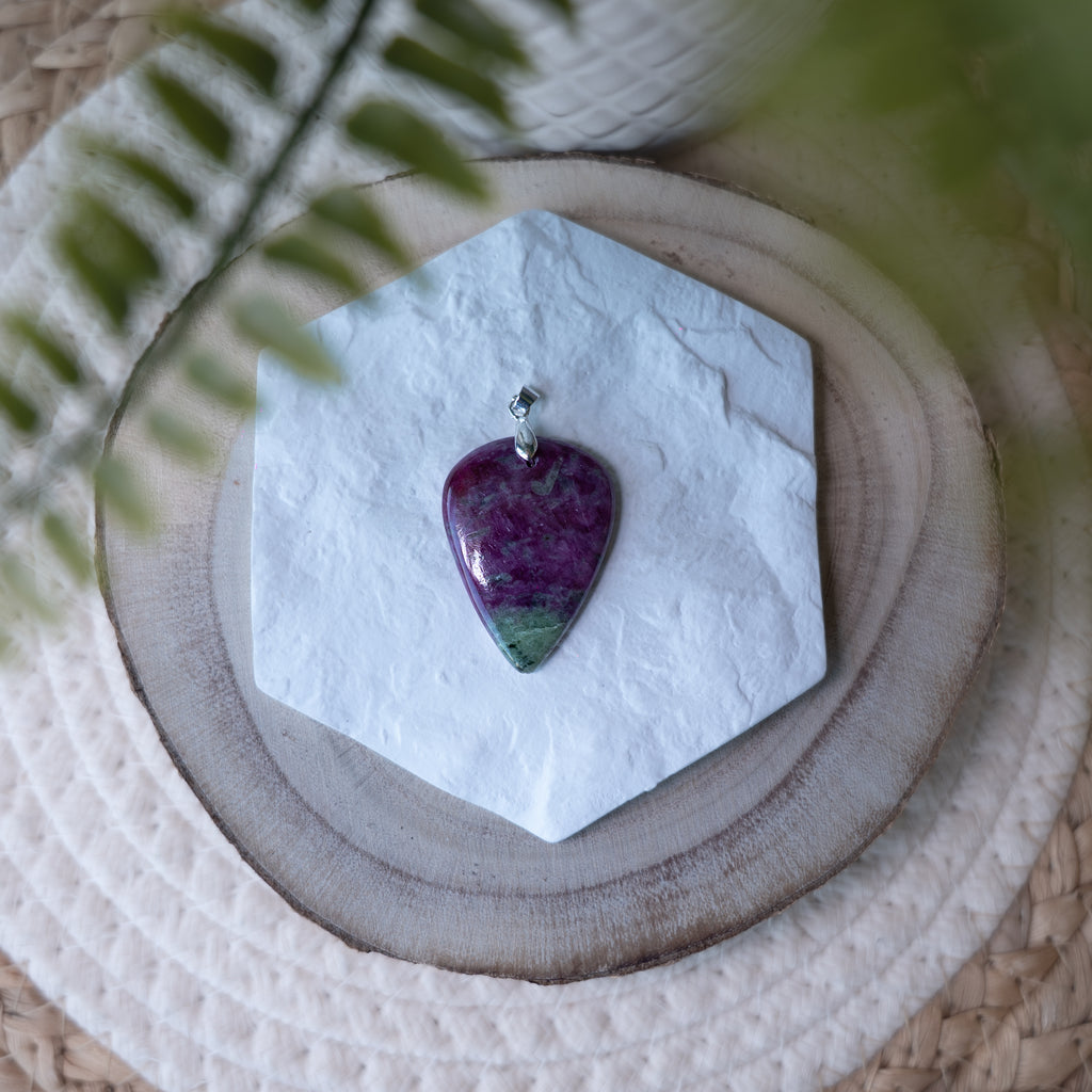 Pendentif Rubis Zoïsite – Pierre naturelle énergie et équilibre émotionnel