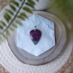 Pendentif Rubis Zoïsite – Pierre naturelle énergie et équilibre émotionnel