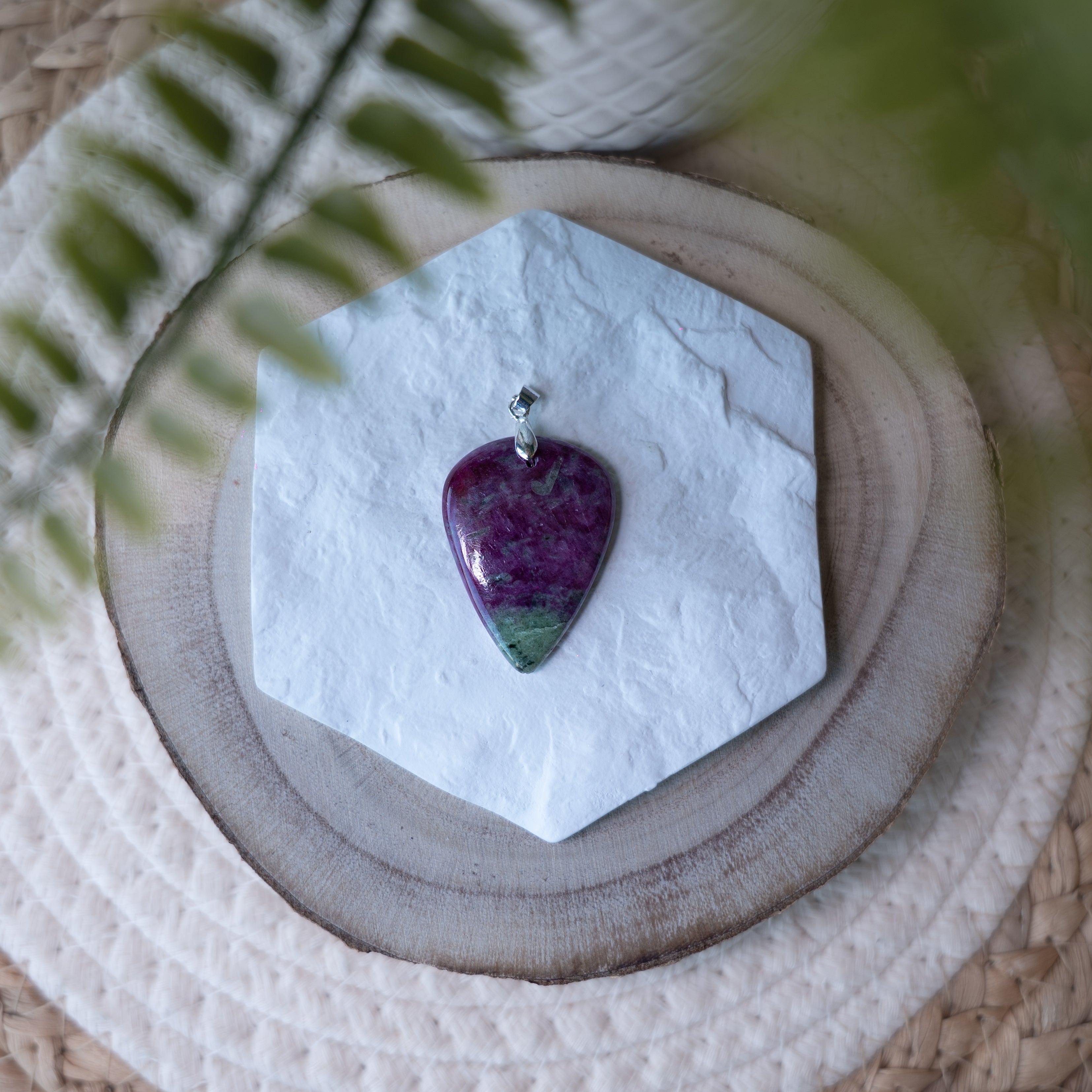 Pendentif Rubis Zoïsite – Pierre naturelle énergie et équilibre émotionnel