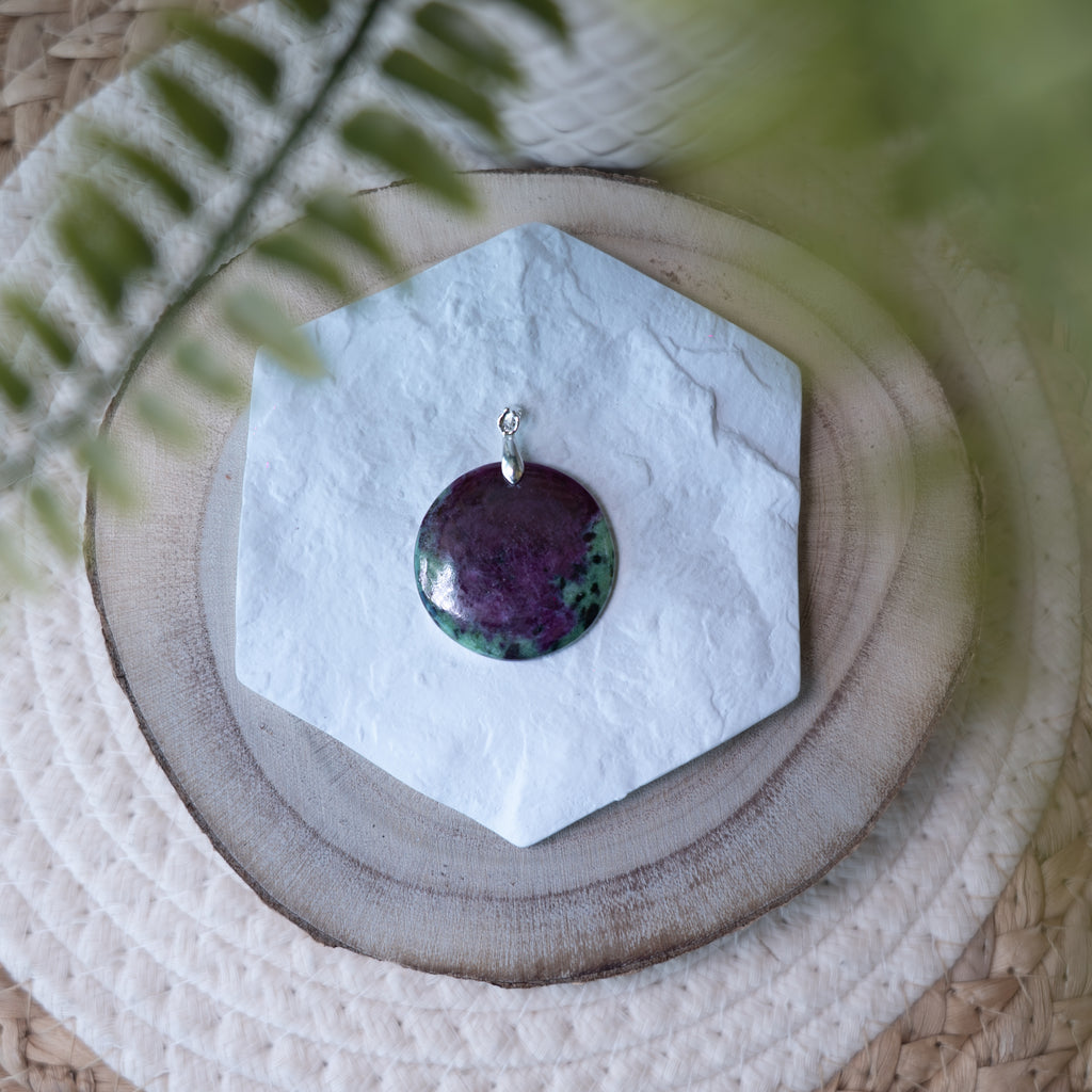 Pendentif Rubis Zoïsite – Pierre naturelle énergie et équilibre émotionnel