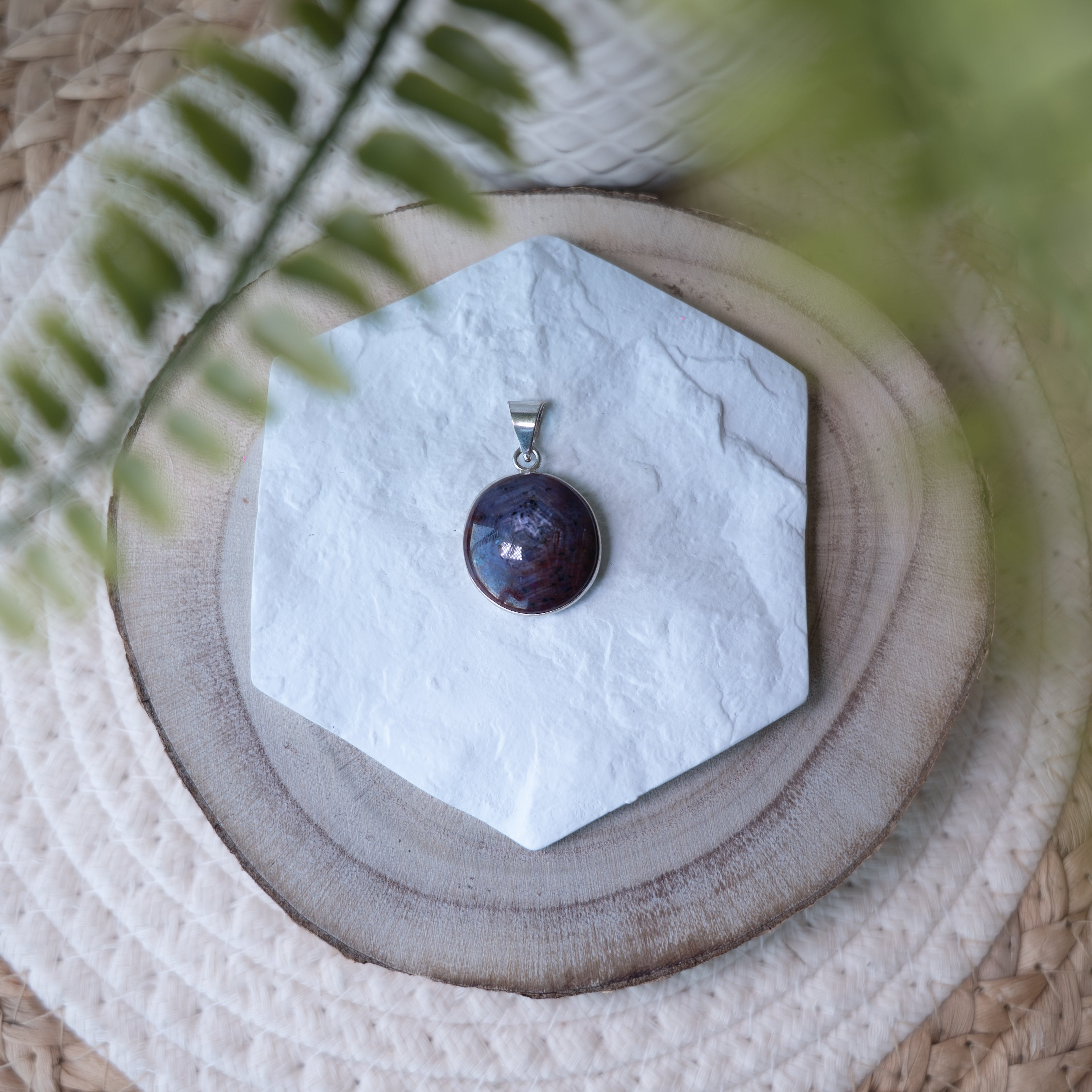 Pendentif Rubis Étoilé – Pierre naturelle énergie et prestige