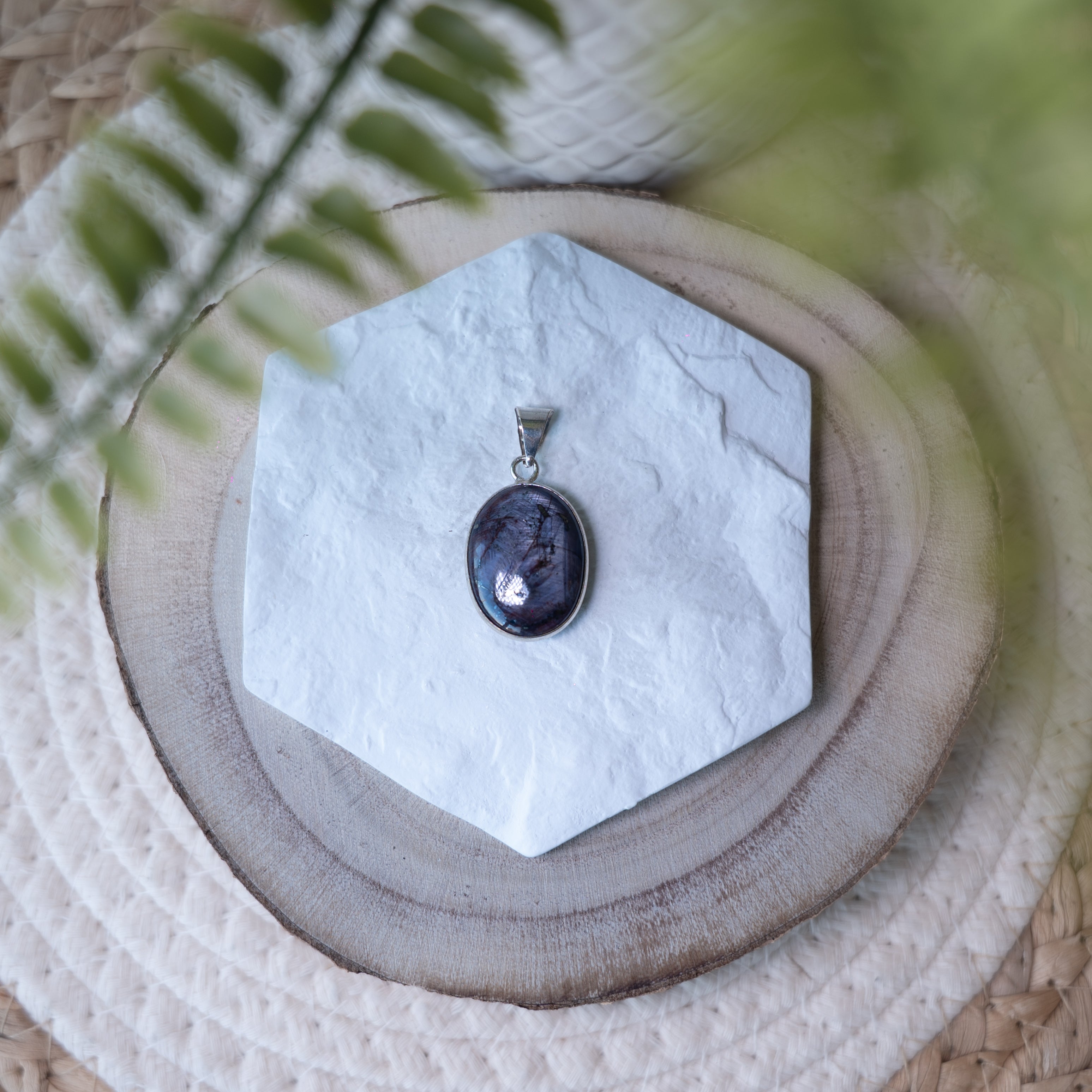 Pendentif Rubis Étoilé – Pierre naturelle énergie et prestige