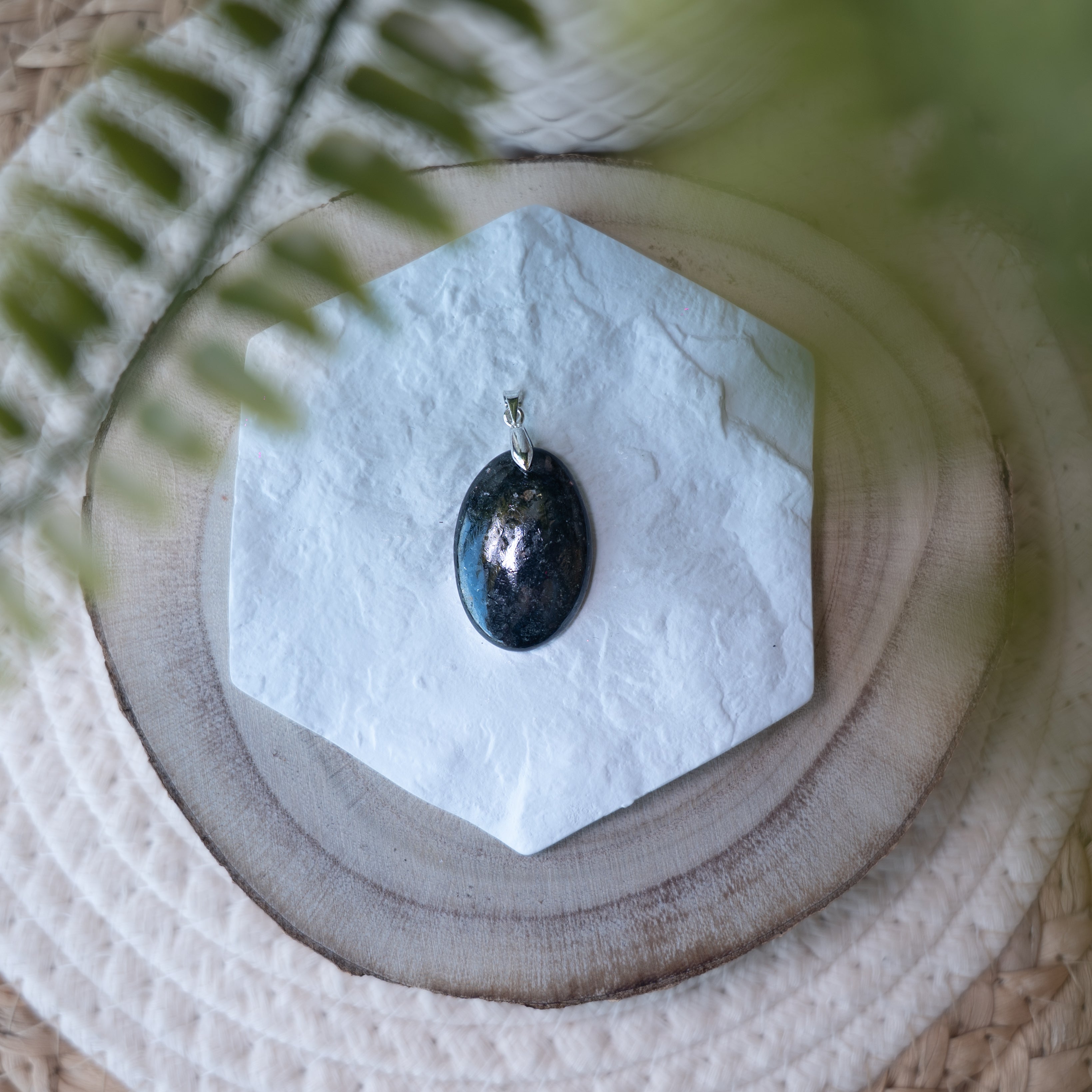 Pendentif Nuummite – Pierre naturelle protection et force intérieure