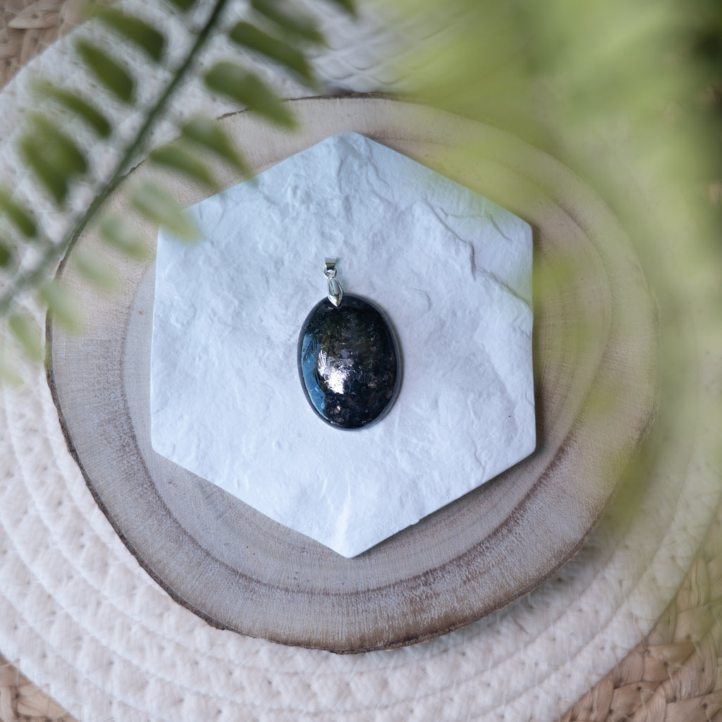 Pendentif Nuummite – Pierre naturelle protection et force intérieure