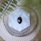 Pendentif Nuummite – Pierre naturelle protection et force intérieure