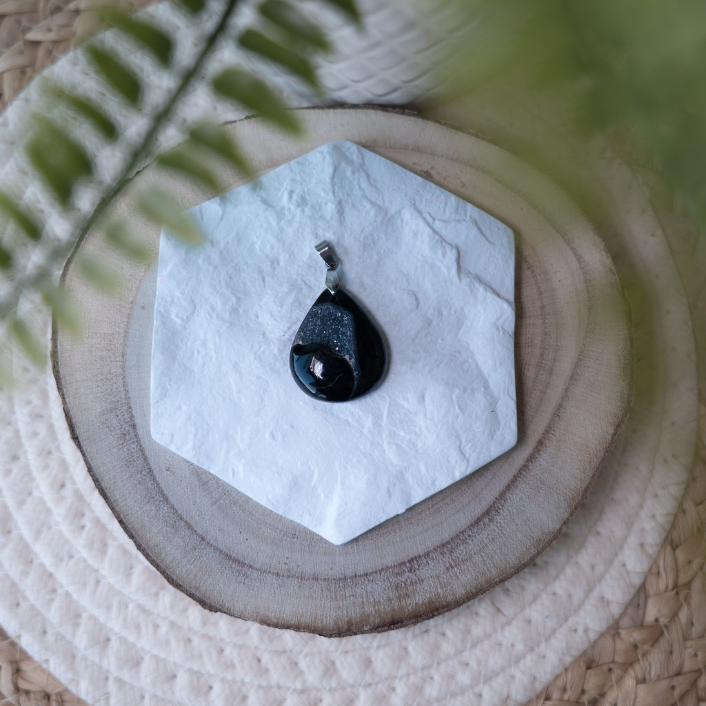 Pendentif Agate Druzy Noire – Pierre naturelle protection et élégance