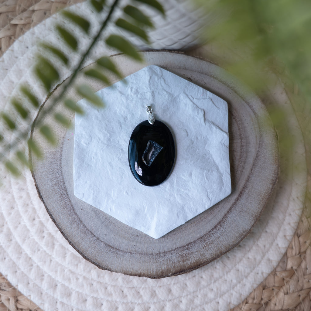 Pendentif Agate Druzy Noire – Pierre naturelle protection et élégance