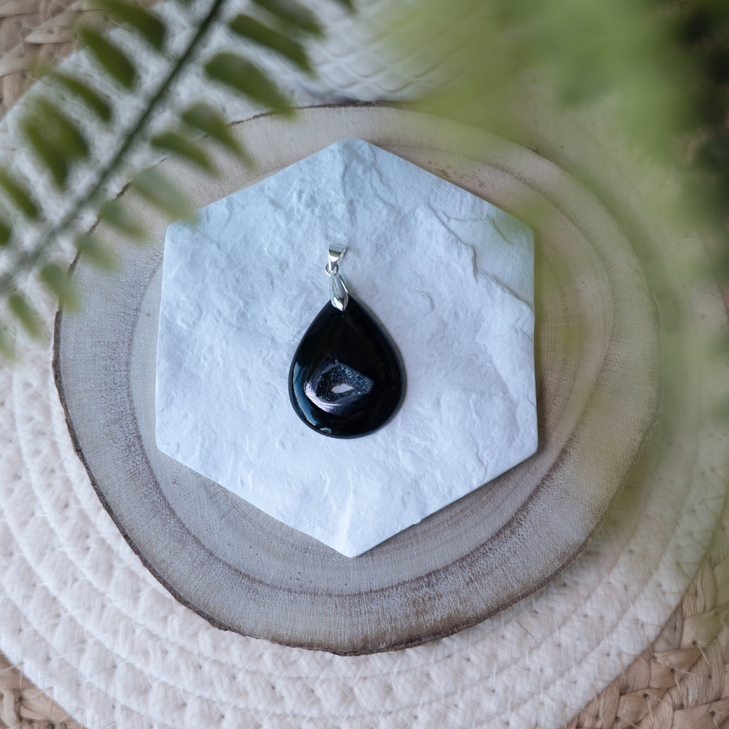 Pendentif Agate Druzy Noire – Pierre naturelle protection et élégance