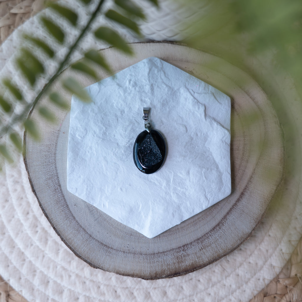 Pendentif Agate Druzy Noire – Pierre naturelle protection et élégance
