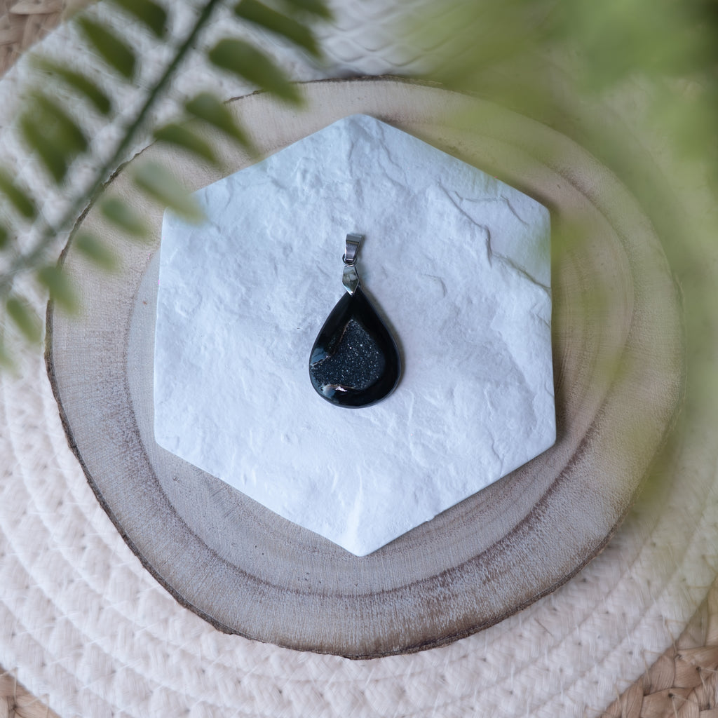 Pendentif Agate Druzy Noire – Pierre naturelle protection et élégance