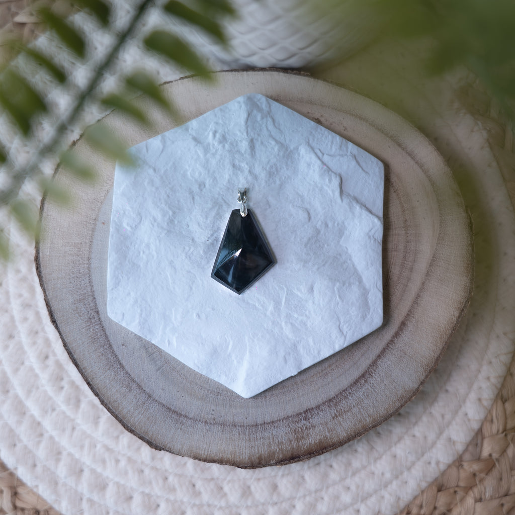 Pendentif Manta Huichol – Pierre naturelle énergie et expression