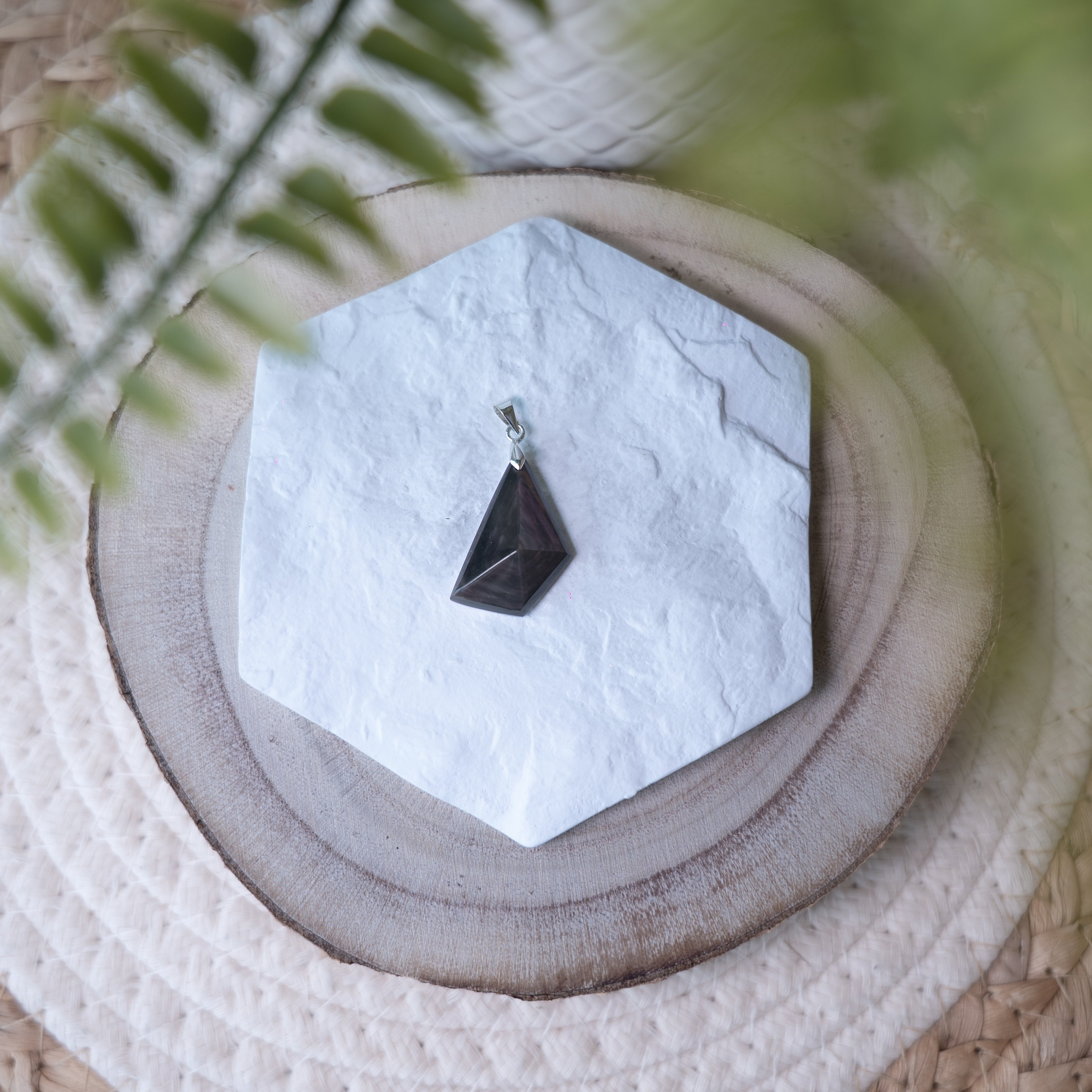 Pendentif Manta Huichol – Pierre naturelle énergie et expression