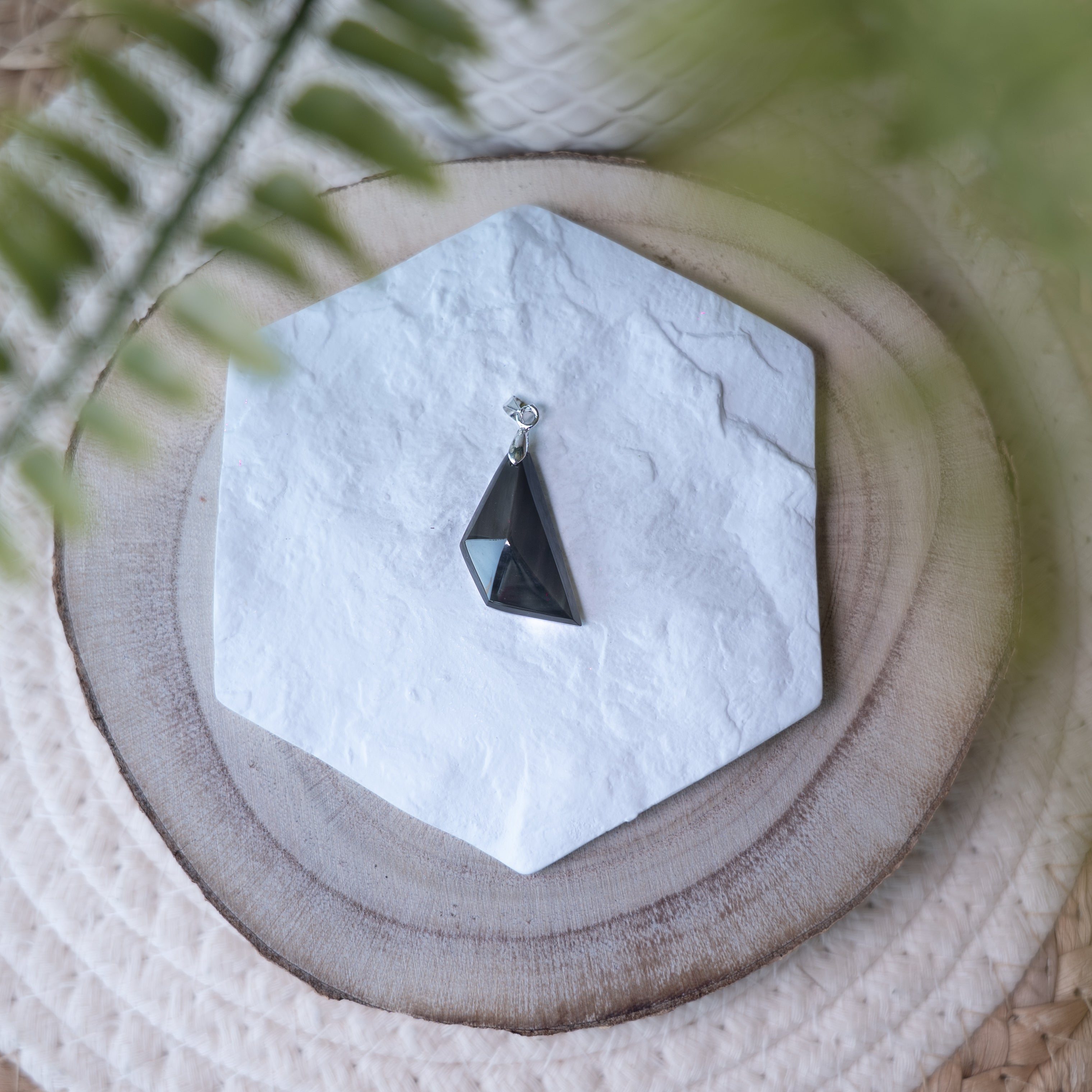 Pendentif Manta Huichol – Pierre naturelle énergie et expression