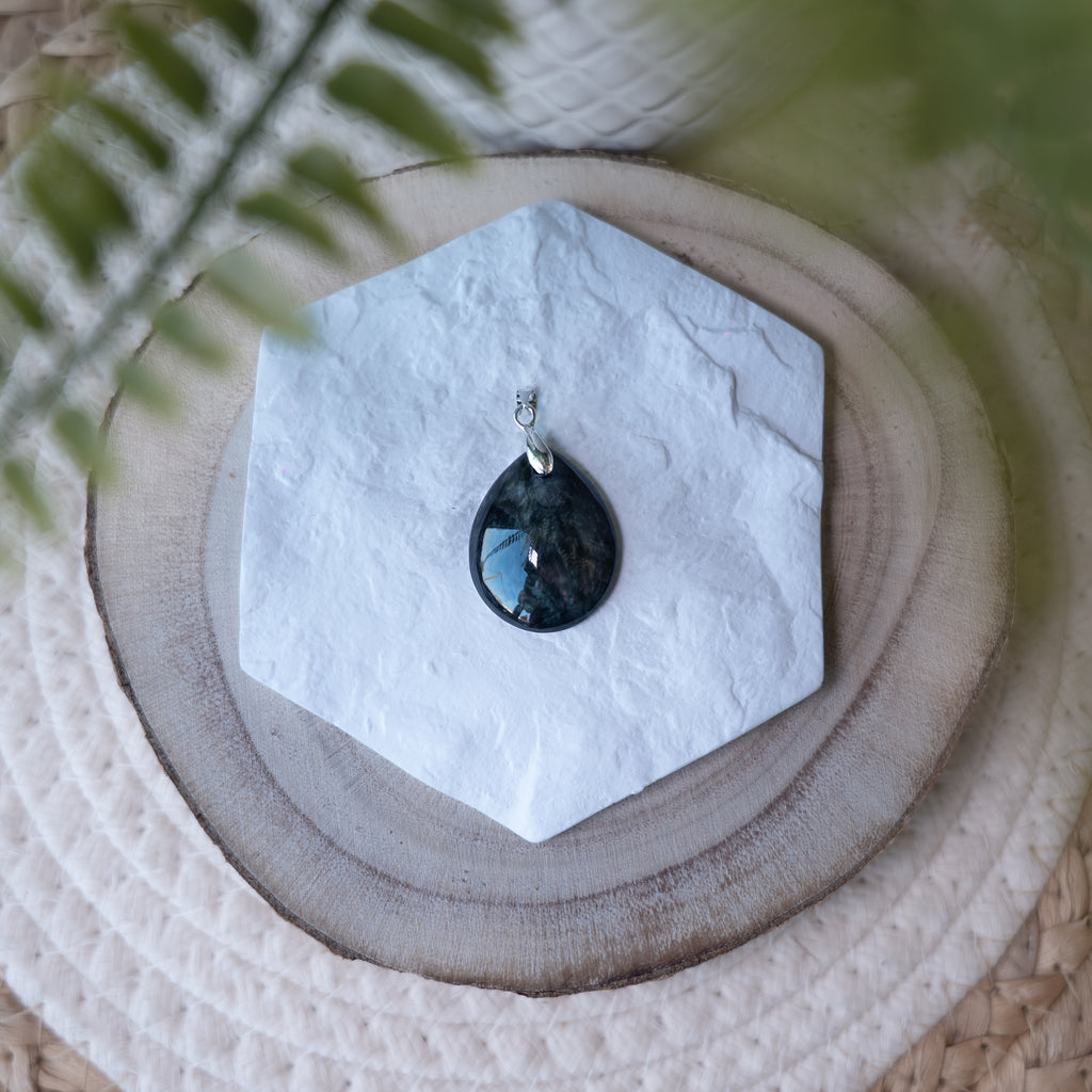 Pendentif Manta Huichol – Pierre naturelle énergie et expression
