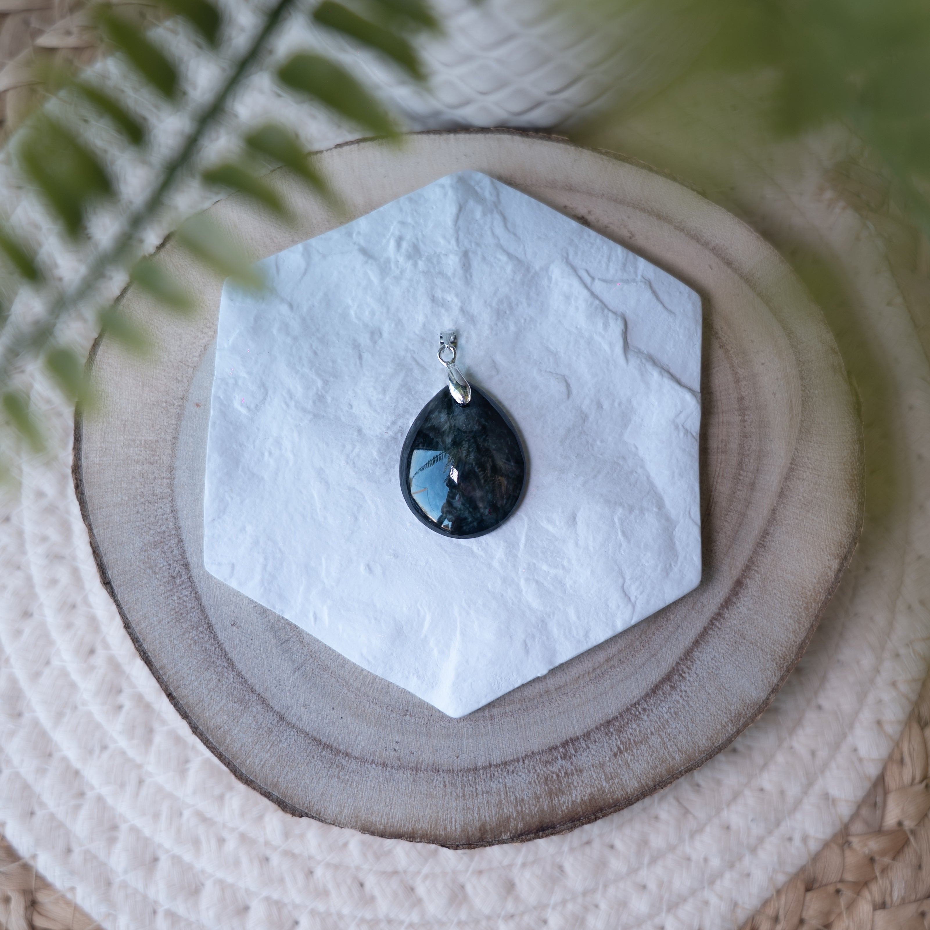Pendentif Manta Huichol – Pierre naturelle énergie et expression
