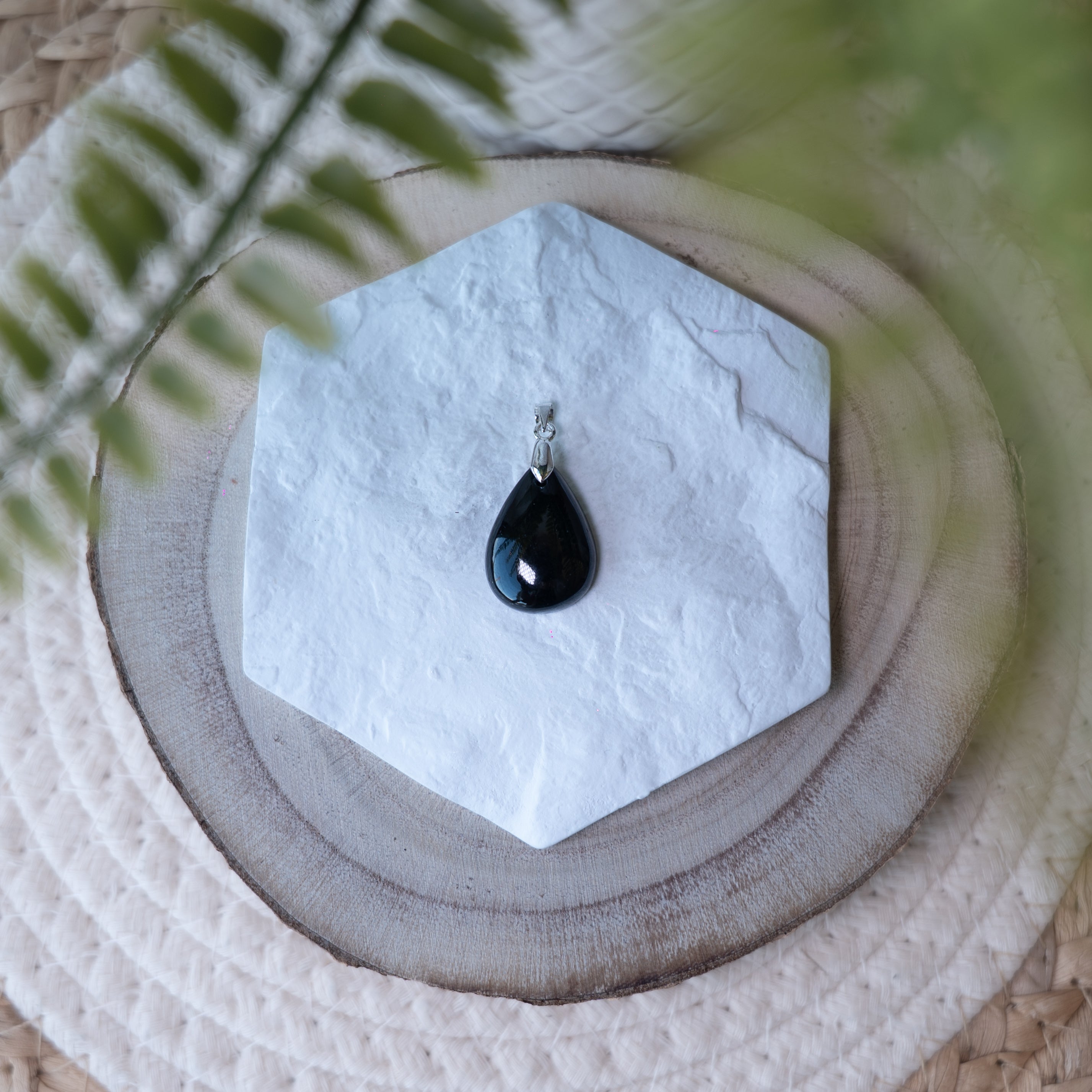 Pendentif Spinelle Noir – Pierre naturelle protection et élégance