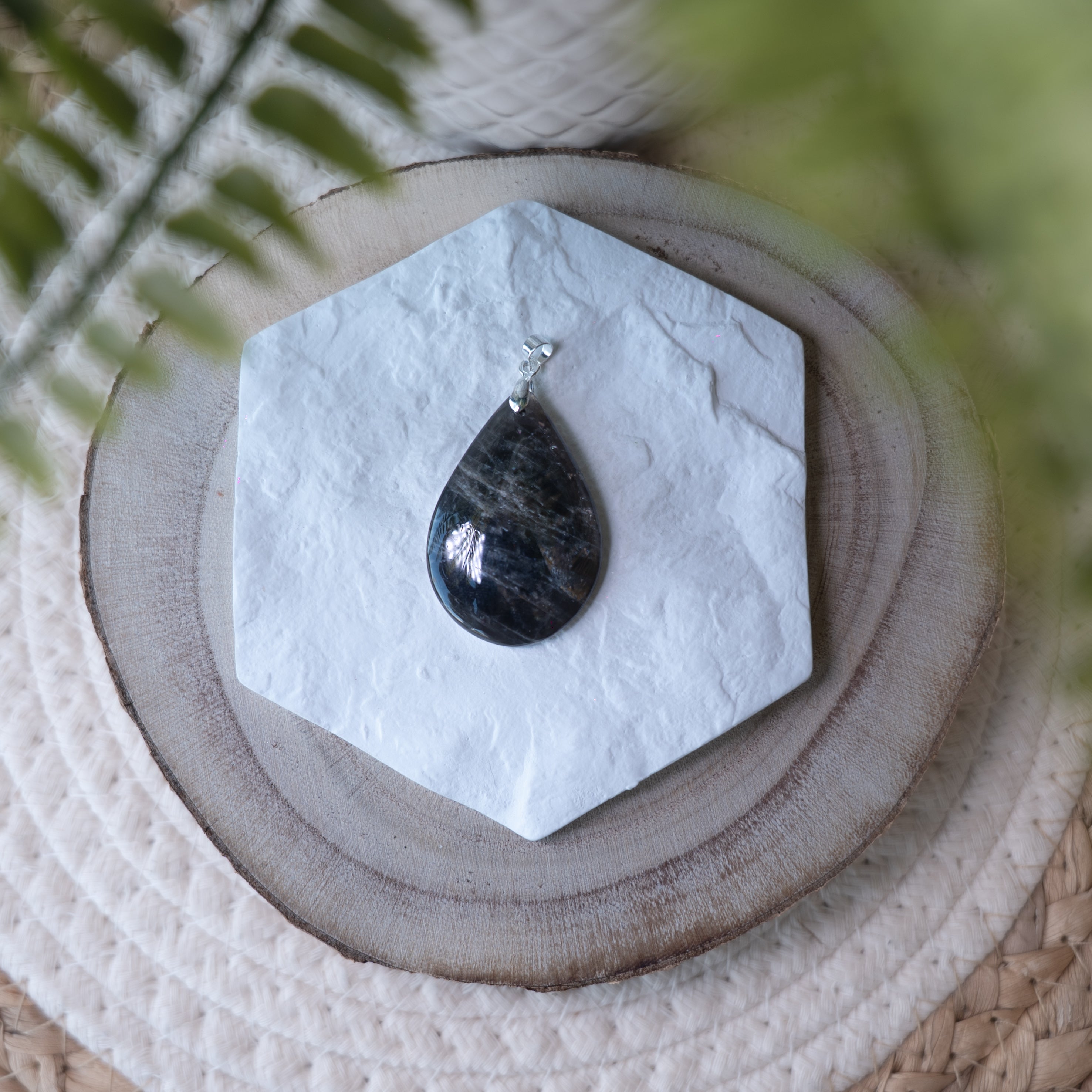Pendentifs Pierre de Lune – Pierre naturelle intuition et féminité