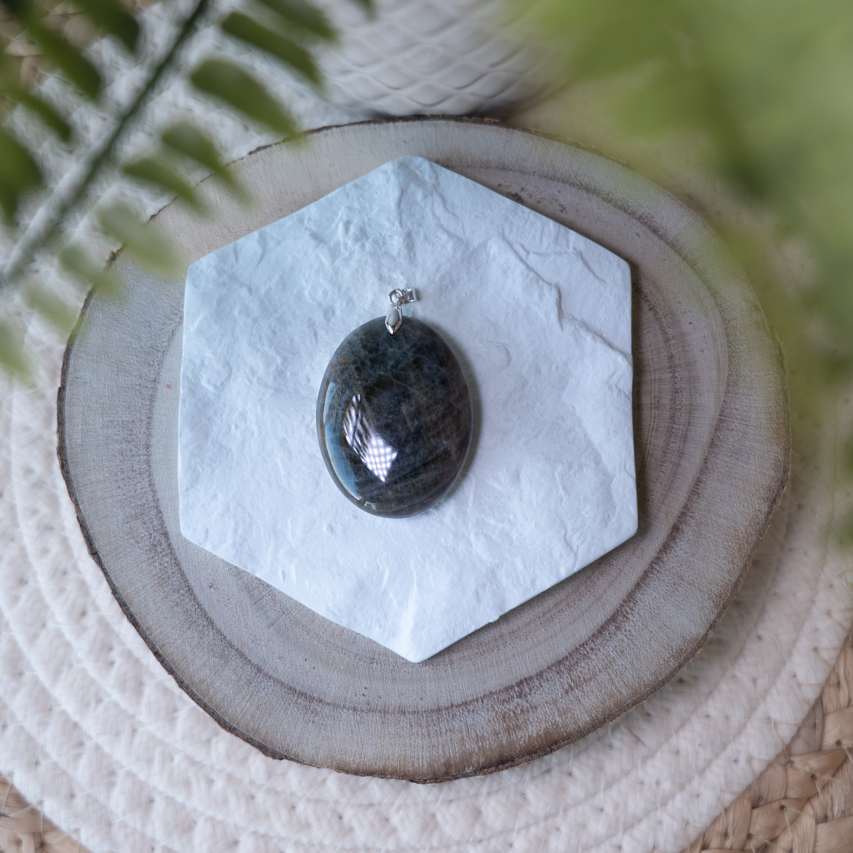 Pendentifs Pierre de Lune – Pierre naturelle intuition et féminité