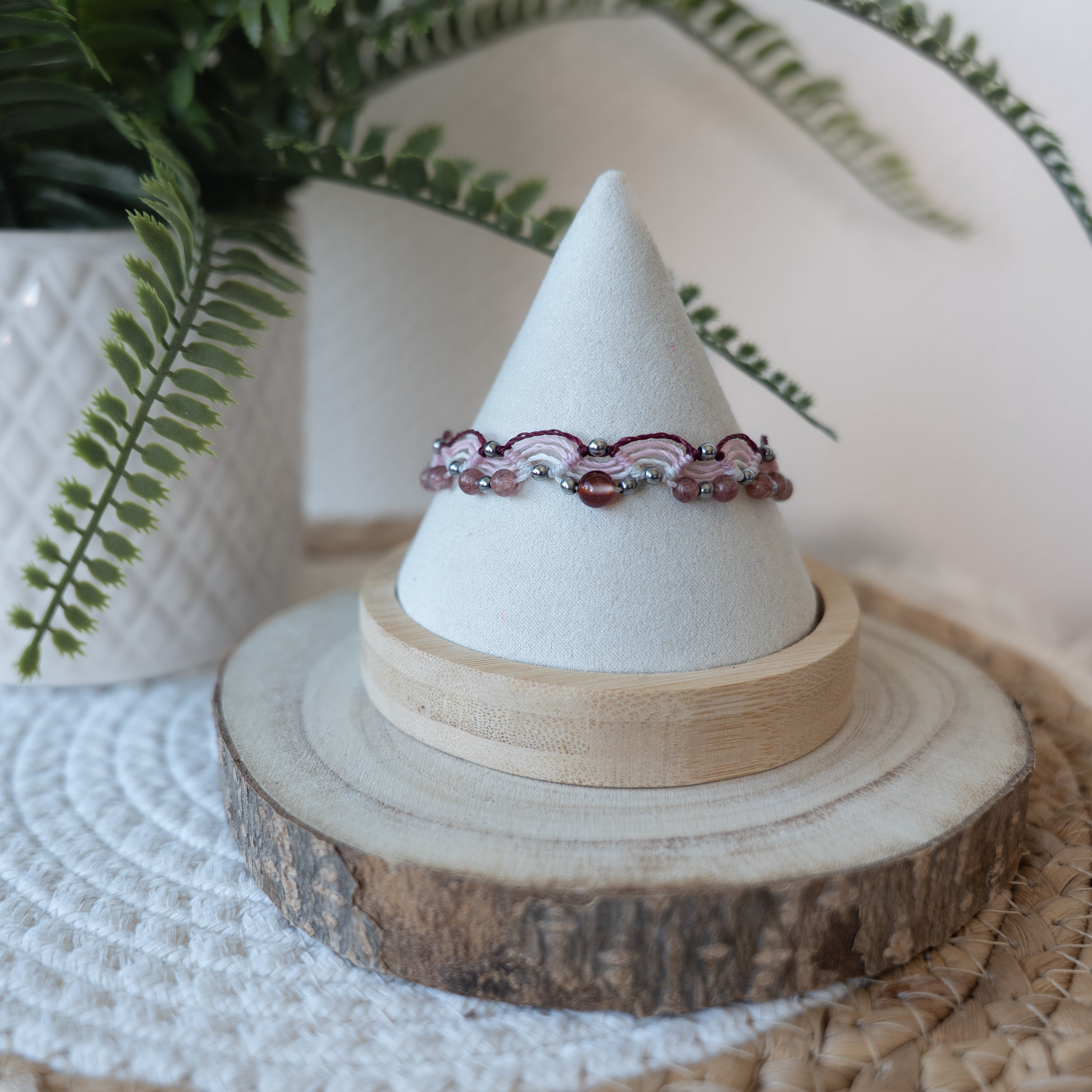 Chevillière en micro macramé fait main – Bijou artisanal bohème ajustable | Les Créas d’Andy